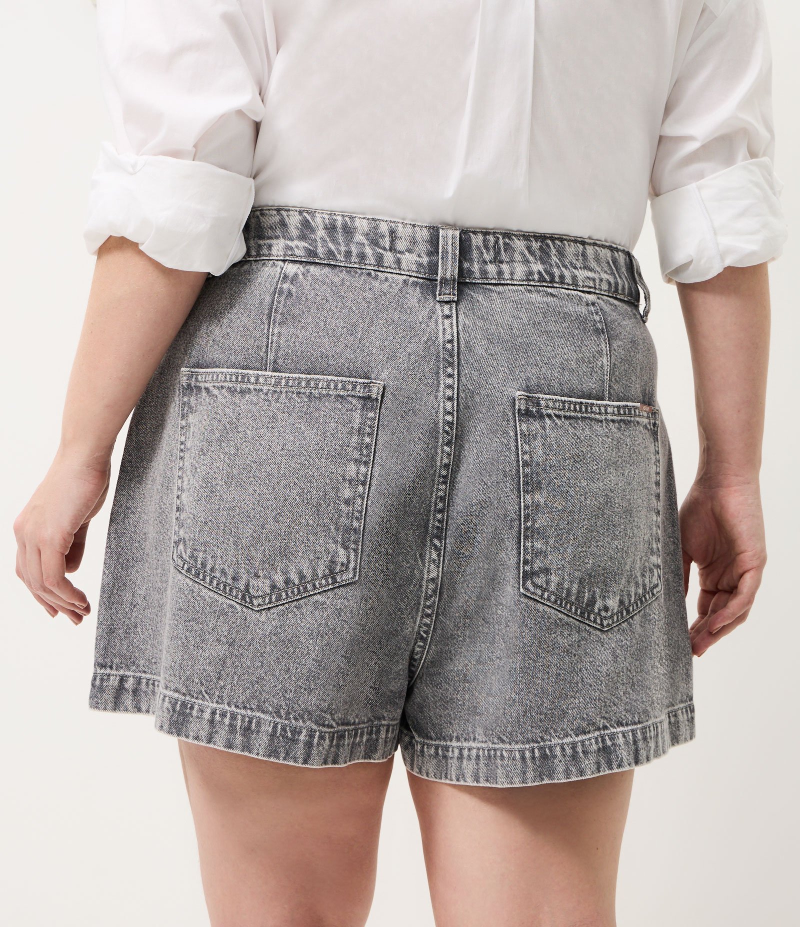 Short Jeans Cinza com Brilhos Curve & Plus Size Cinza 5