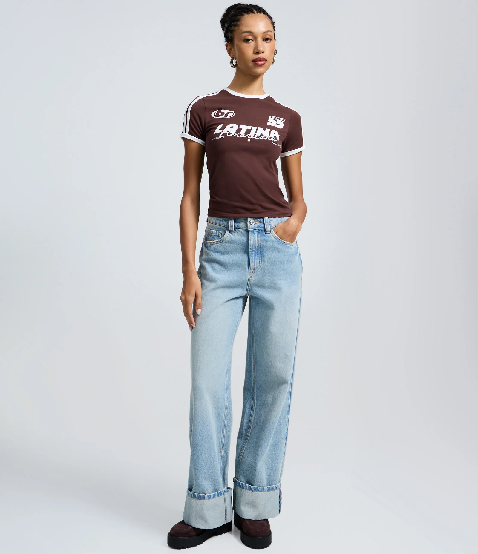 Camiseta New T-shirt com Lettering Latina e Detalhes Contrastantes Marrom 2