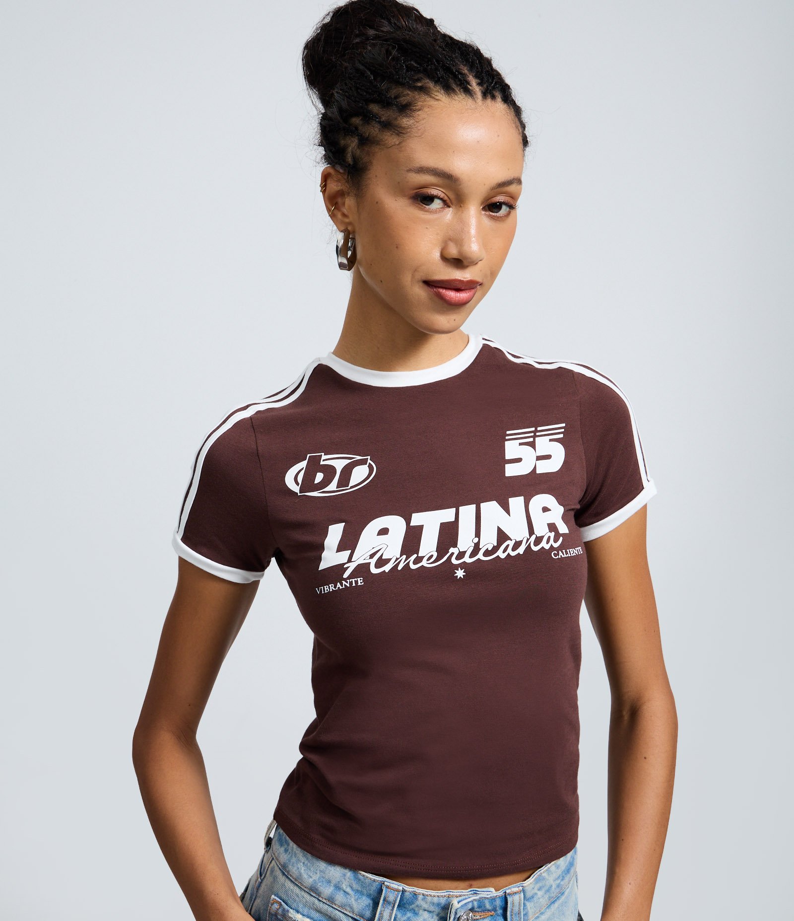 Camiseta New T-shirt com Lettering Latina e Detalhes Contrastantes Marrom 3