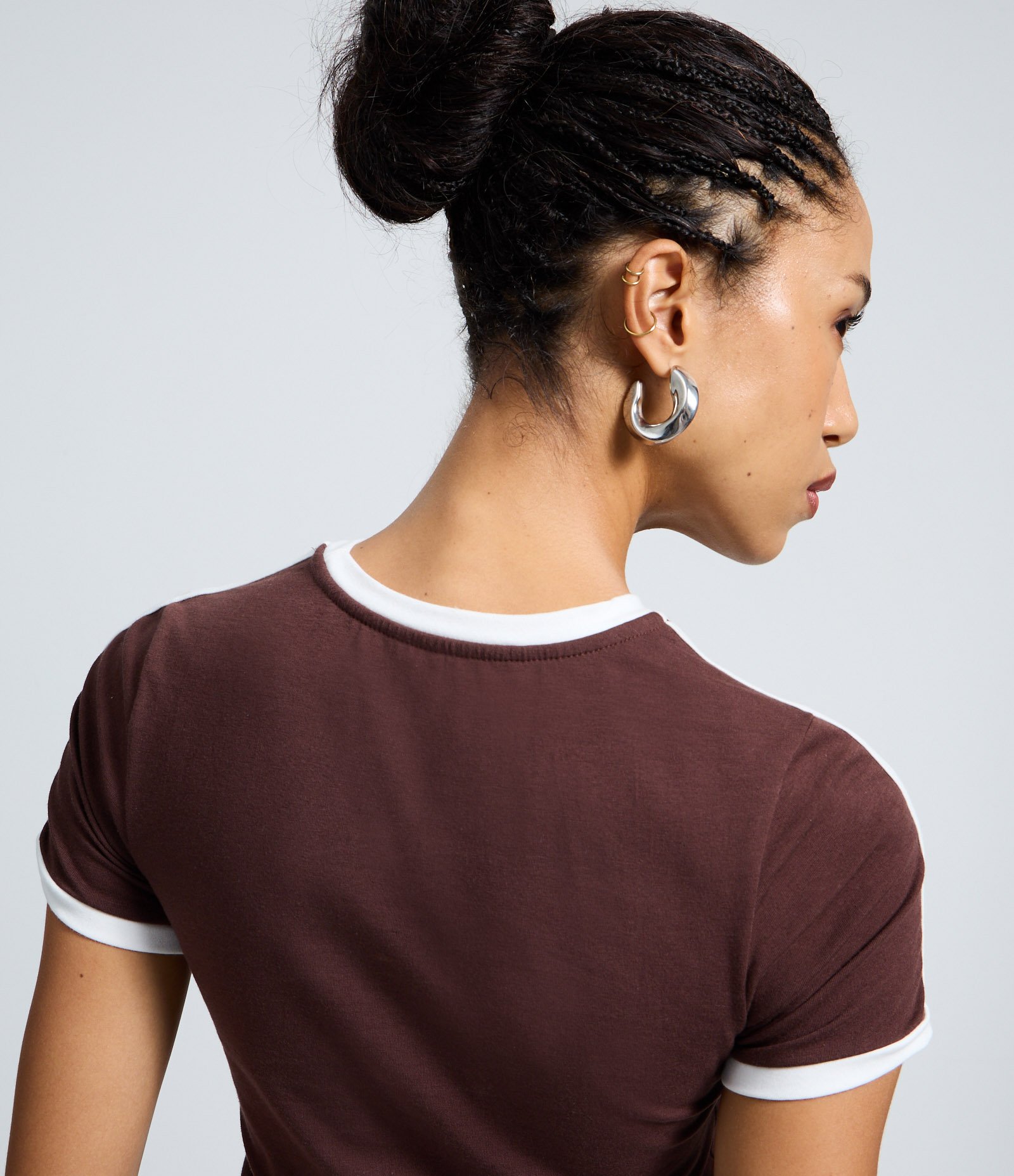 Camiseta New T-shirt com Lettering Latina e Detalhes Contrastantes Marrom 4