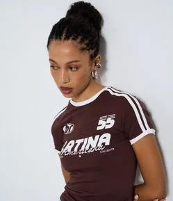 Camiseta New T-shirt com Lettering Latina e Detalhes Contrastantes