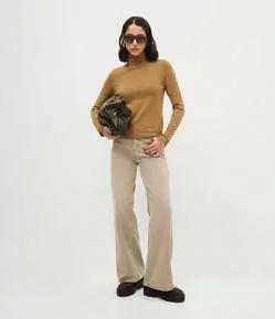 Blusa em Tricô com Manga Longa e Gola Alta