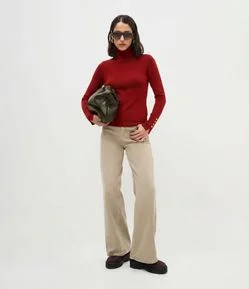 Blusa em Tricô com Manga Longa e Gola Alta