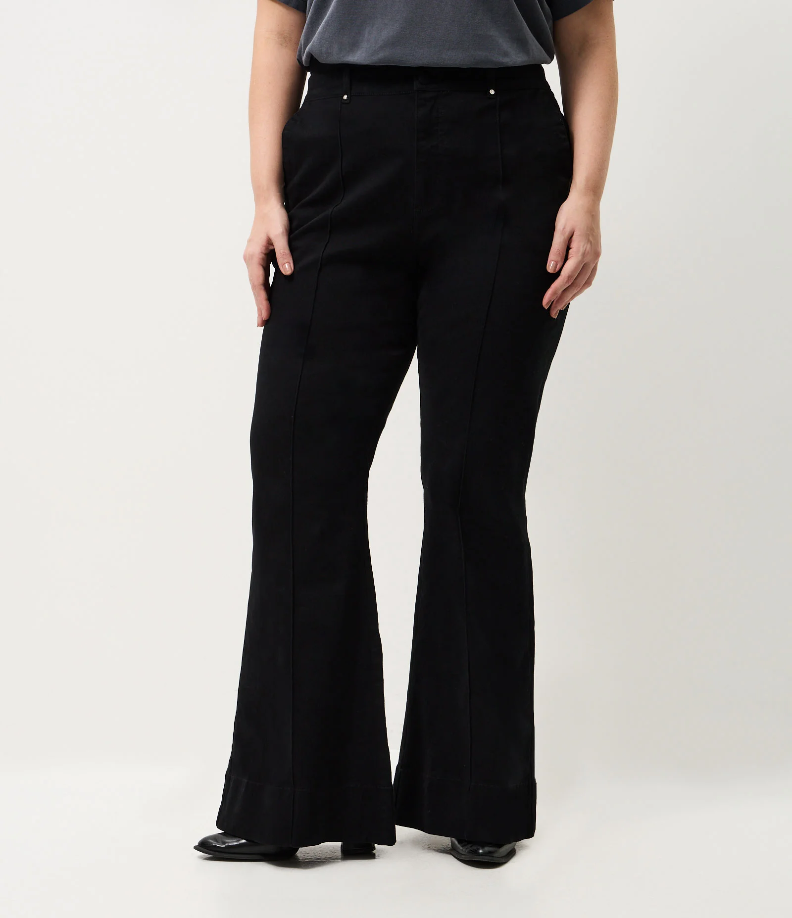 Calça Jeans Flare com Detalhe em Brilho Curve & Plus Size Preto 2