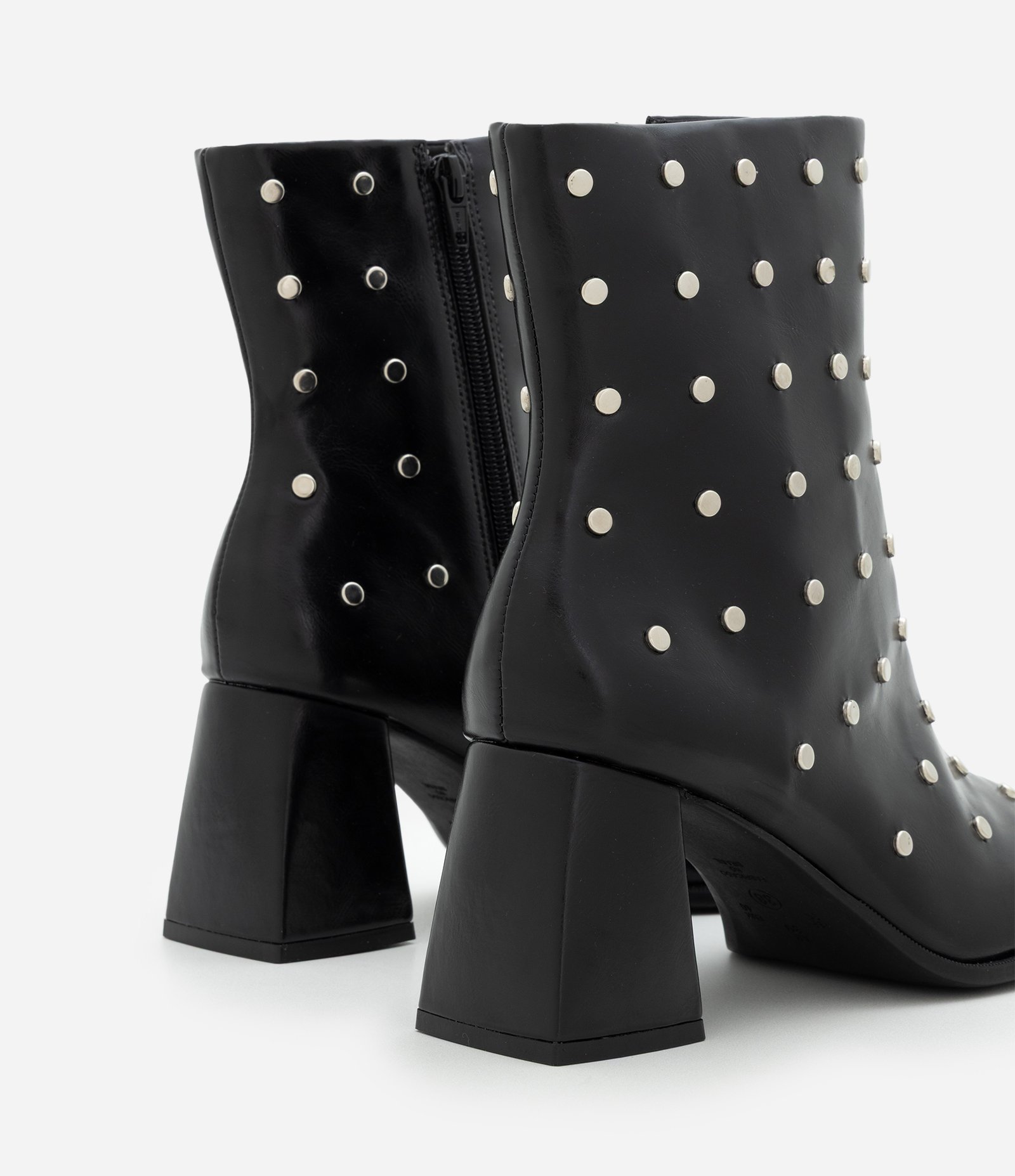 Bota em PU com Bico Quadrado e Aplicação de Studs Preto 5