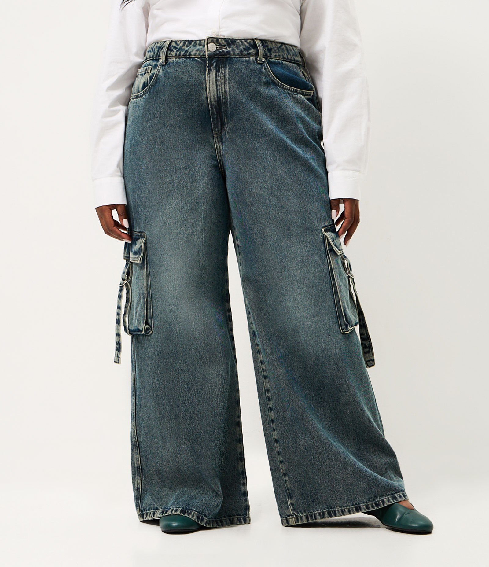 Calça Jeans Wide Leg com Bolso Cargo Curve & Plus Size Azul 2