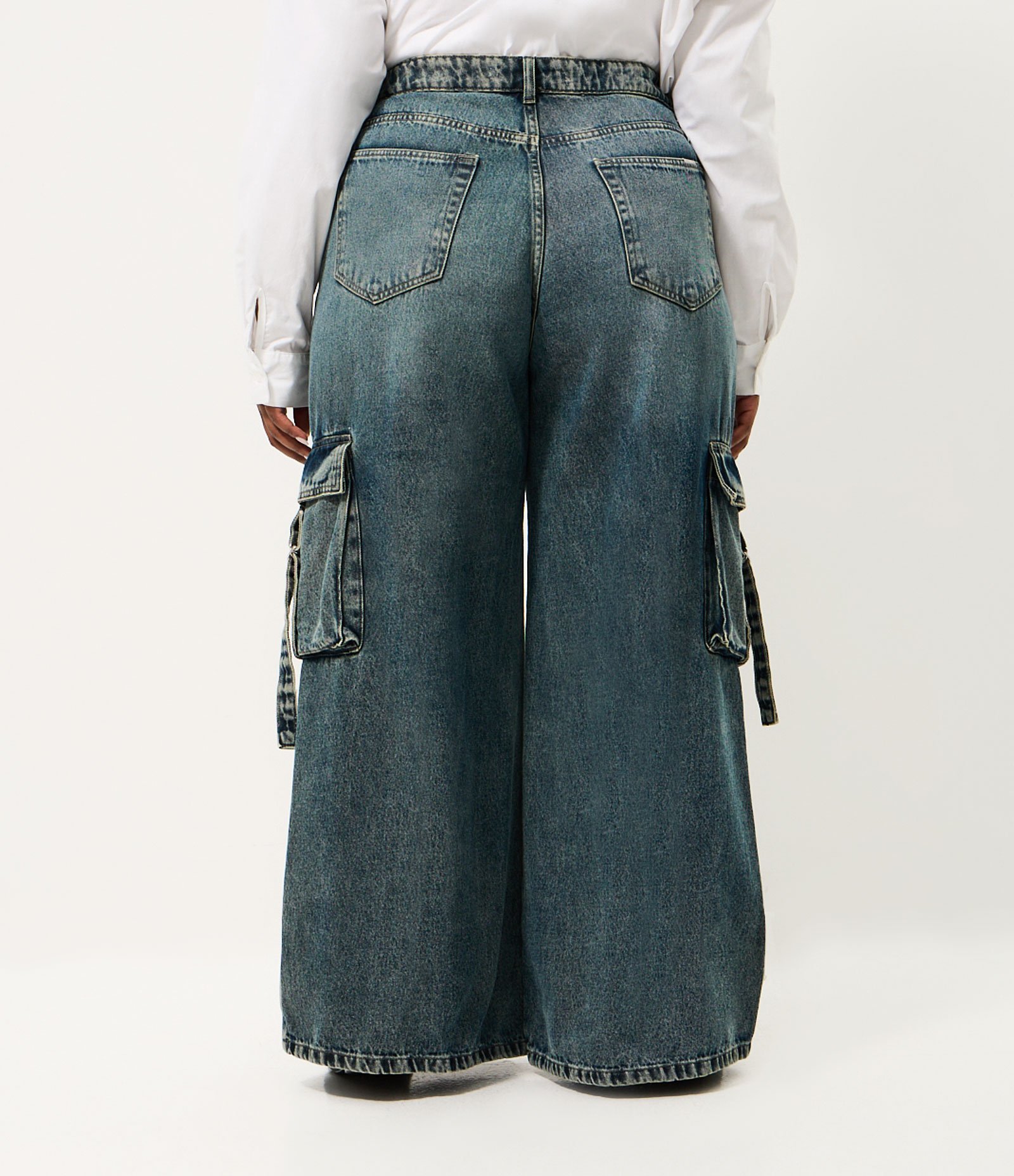 Calça Jeans Wide Leg com Bolso Cargo Curve & Plus Size Azul 6