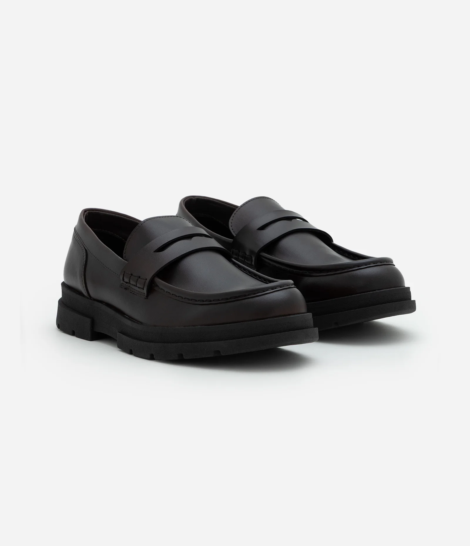 Sapato em PU com Efeito Vinil e Sola Tratorada Marrom 2