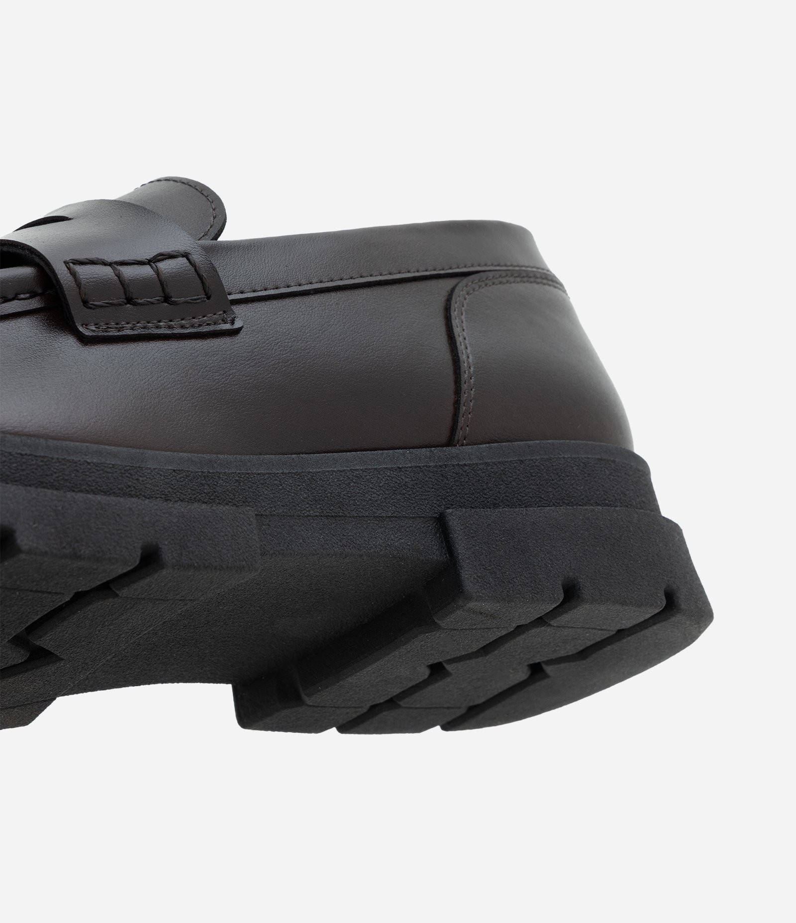 Sapato em PU com Efeito Vinil e Sola Tratorada Marrom 3