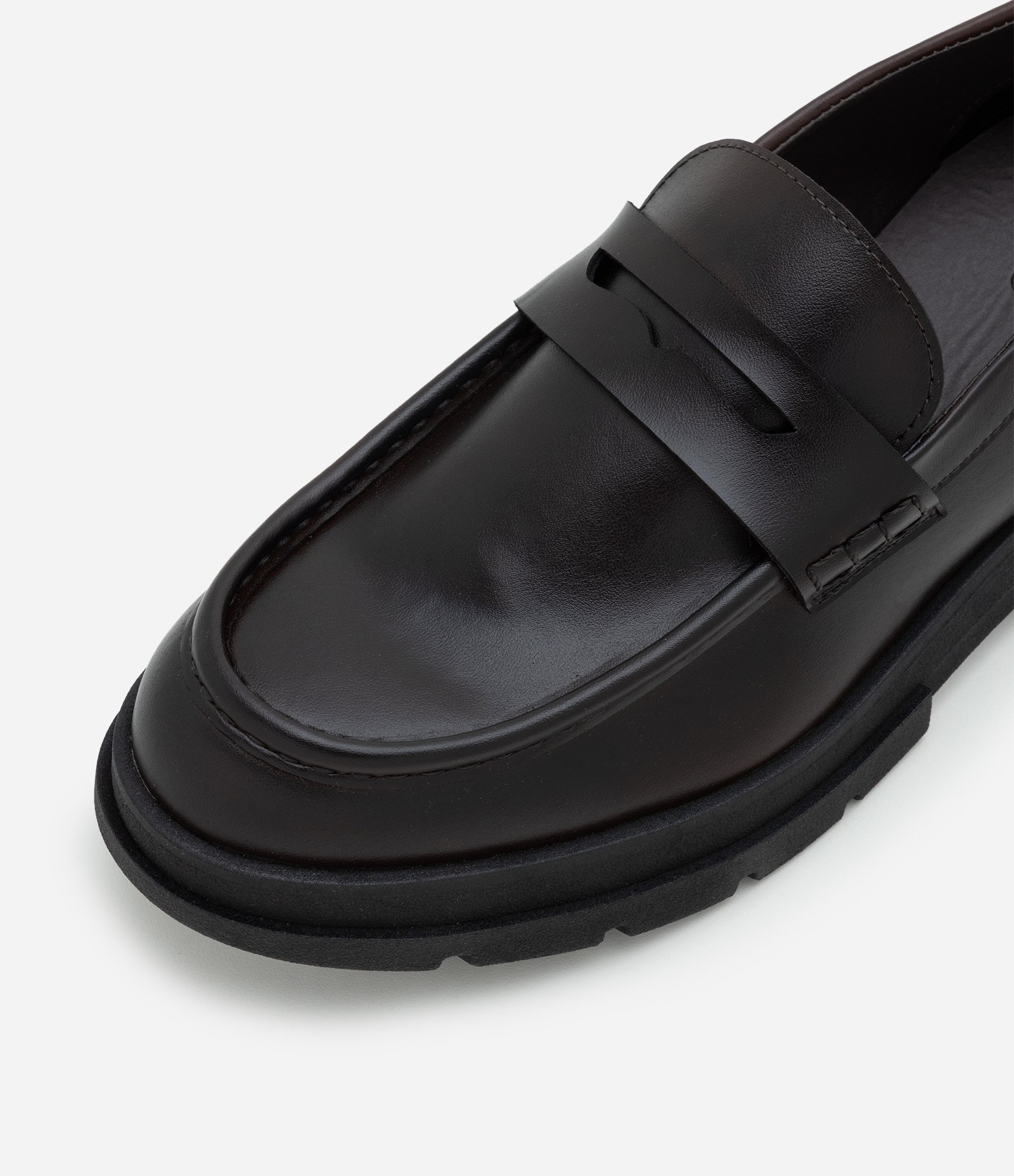 Sapato em PU com Efeito Vinil e Sola Tratorada Marrom 5