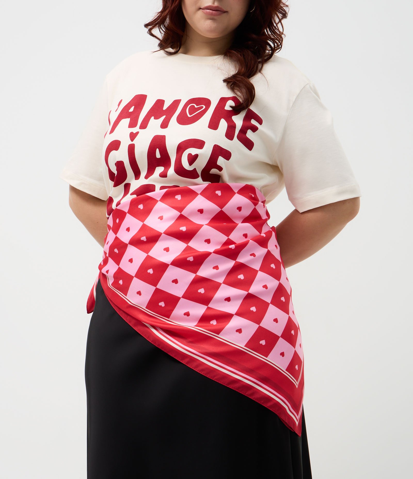 Lenço Quadrado Acetinado Estampa Corações Curve e Plus Size Vermelho 5