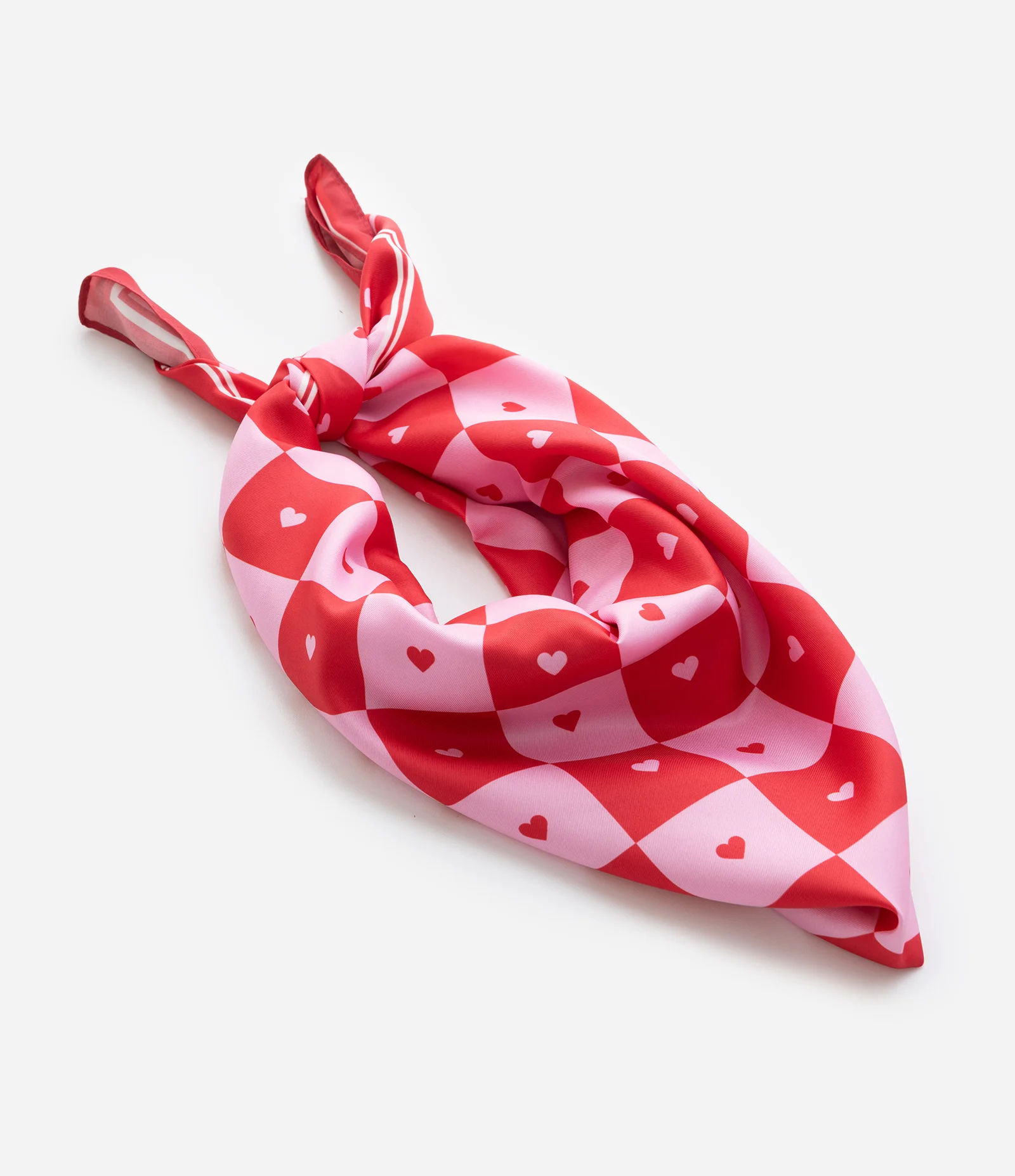 Lenço Quadrado Acetinado Estampa Corações Curve e Plus Size Vermelho 2