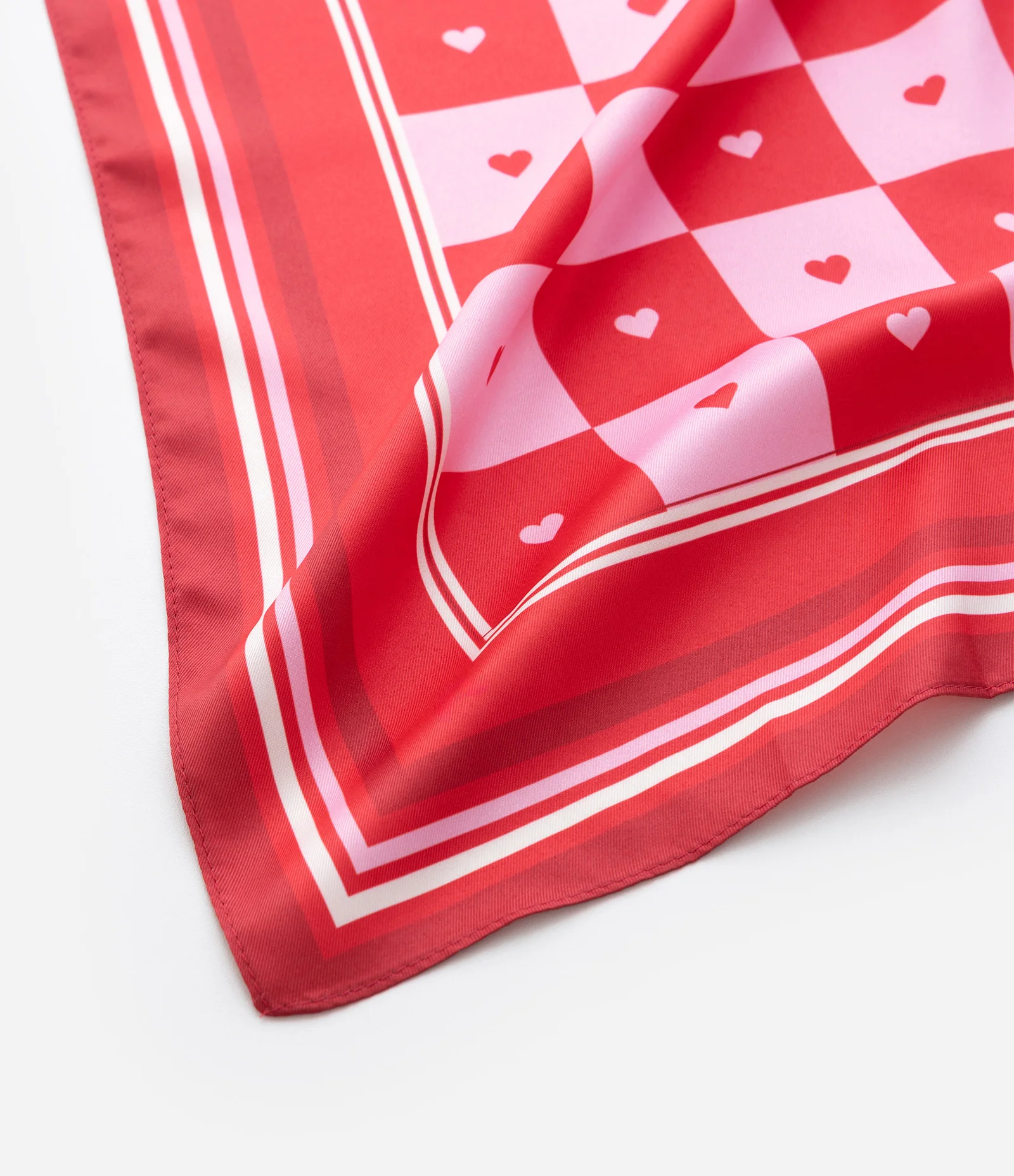 Lenço Quadrado Acetinado Estampa Corações Curve e Plus Size Vermelho 3