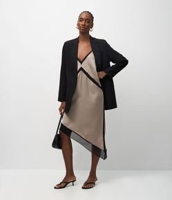 Vestido Midi em Tecido Acetinado com Detalhes em Renda e Barra Assimétrica