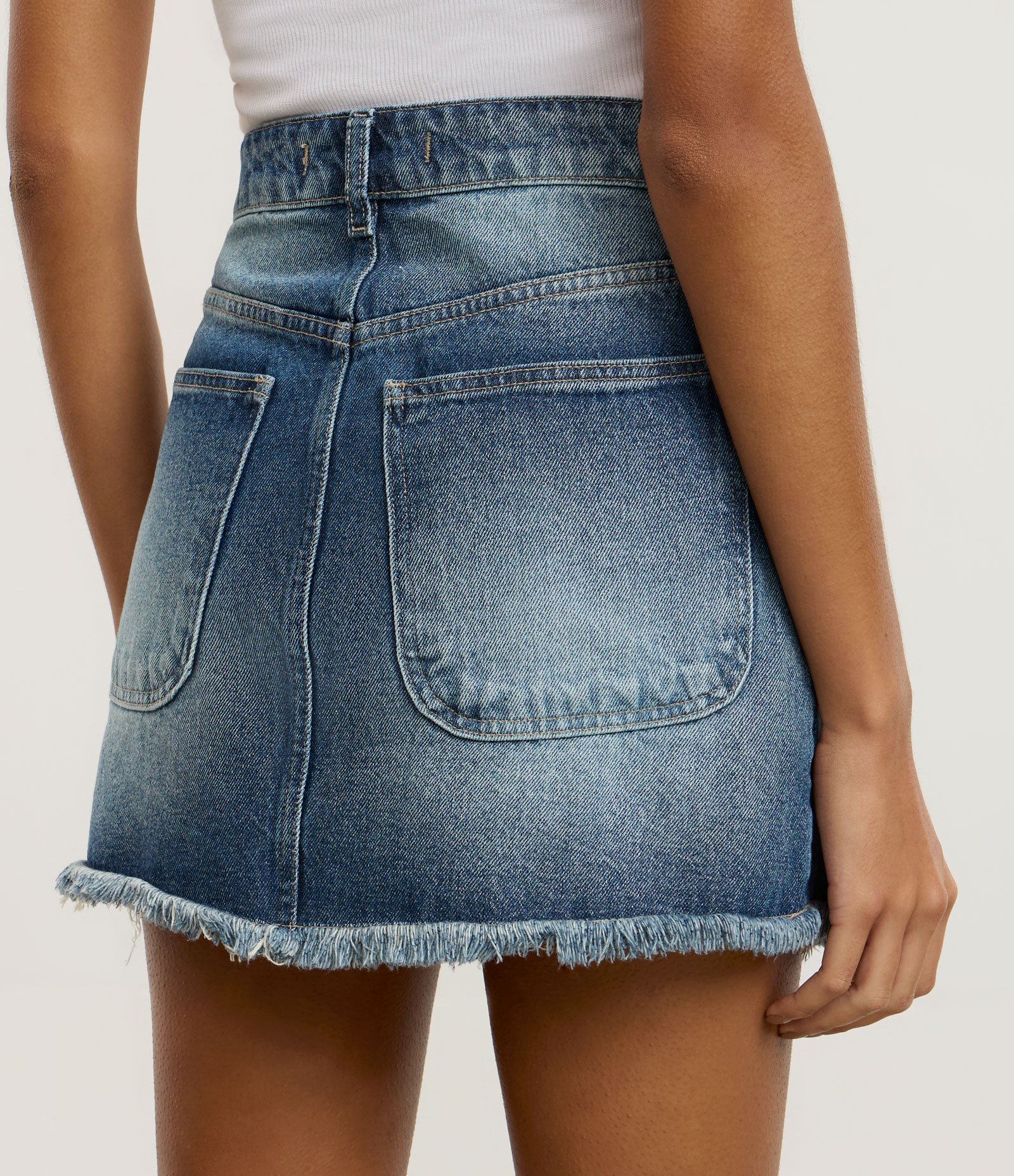 Minissaia Reta em Jeans Cintura Média com Barra Desfiada Azul Médio 3