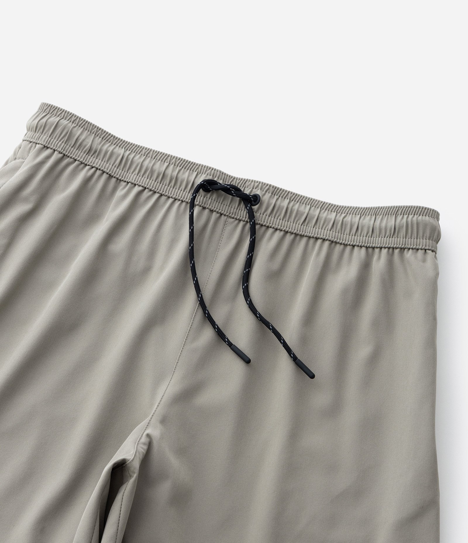 Bermuda Esportiva com Cordão Contrastante e Bolso Verde 6
