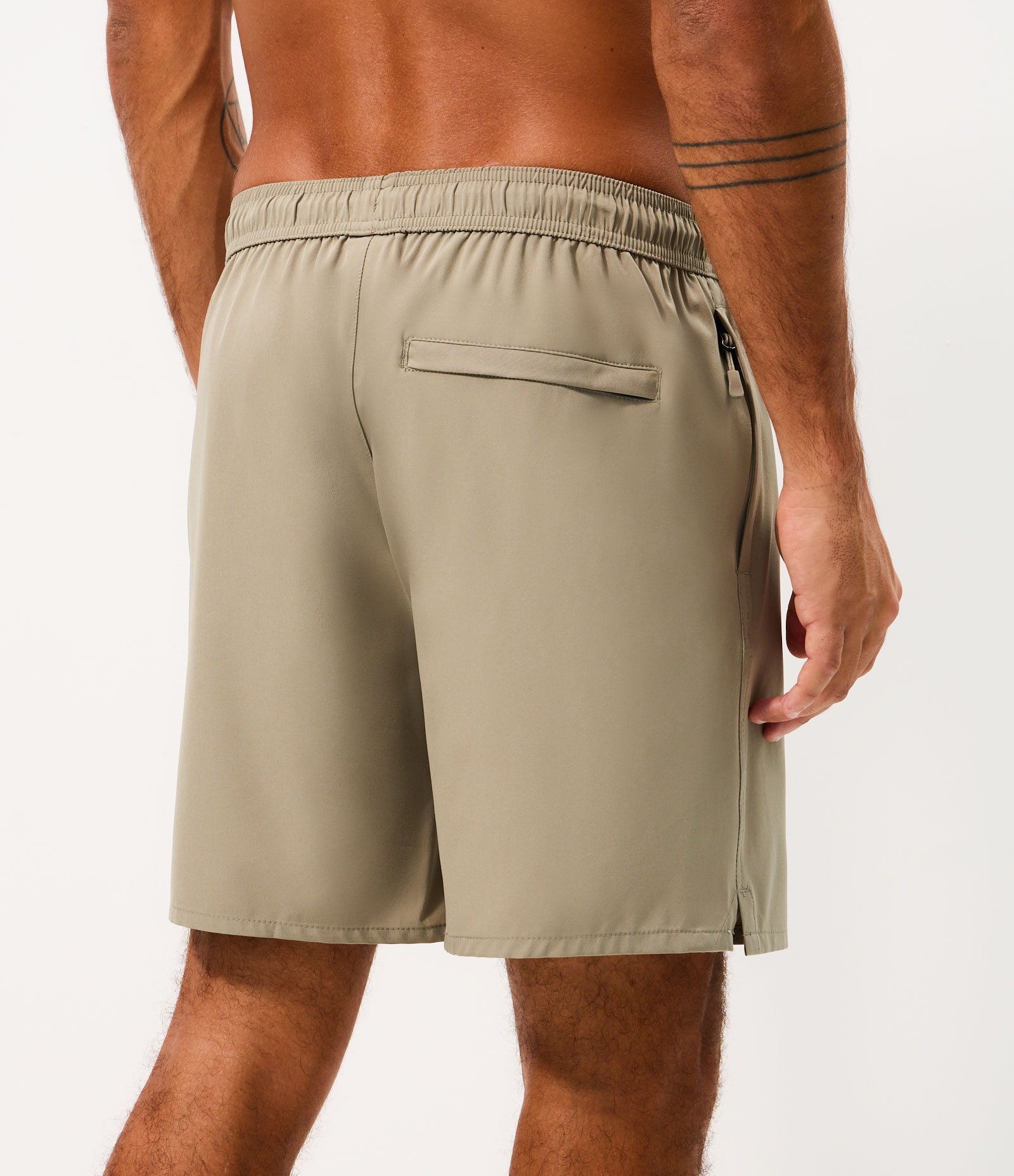 Bermuda Esportiva com Cordão Contrastante e Bolso Verde 4