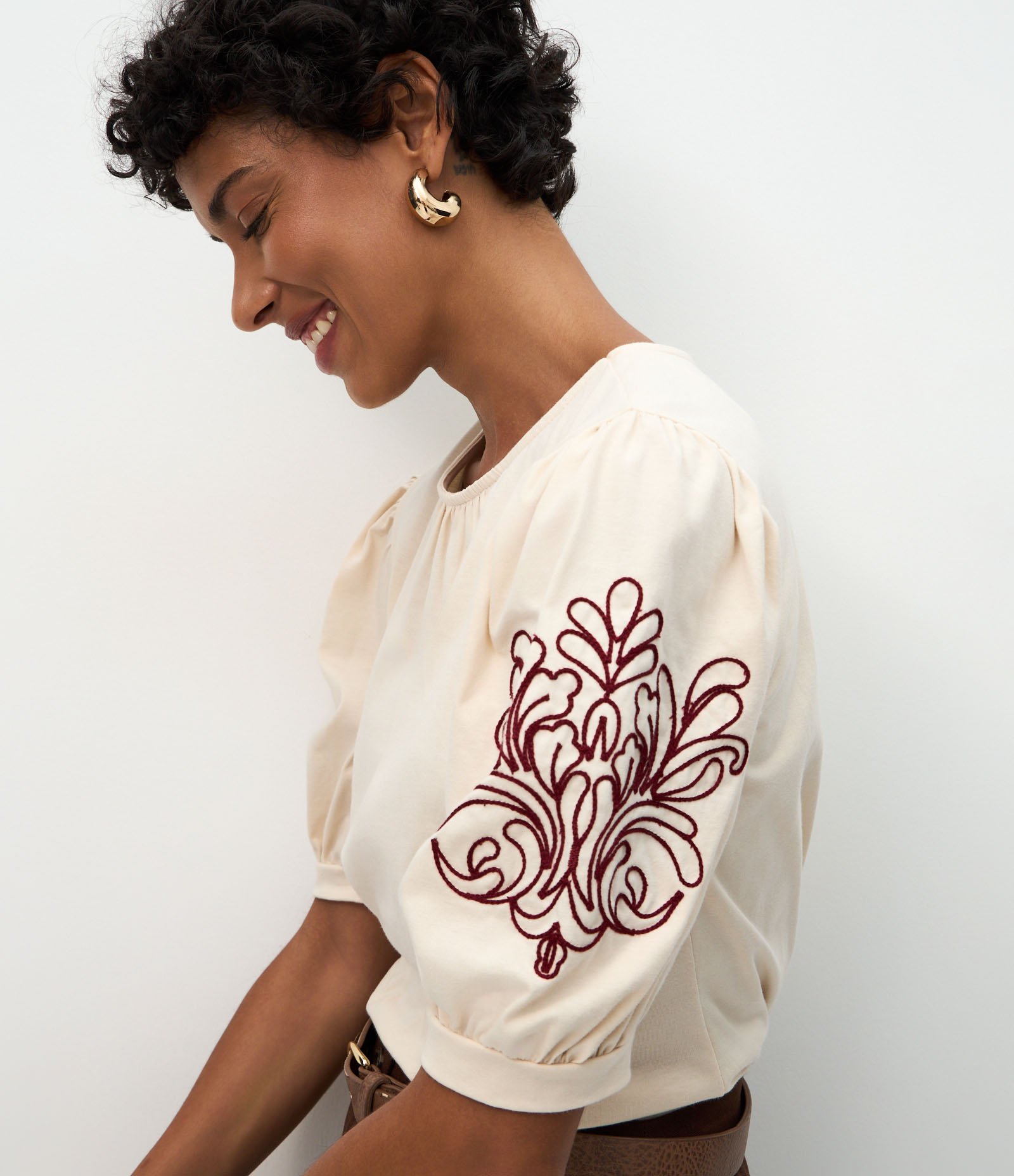 Blusa Manga Curta em Algodão com Bordado Floral Bege 3