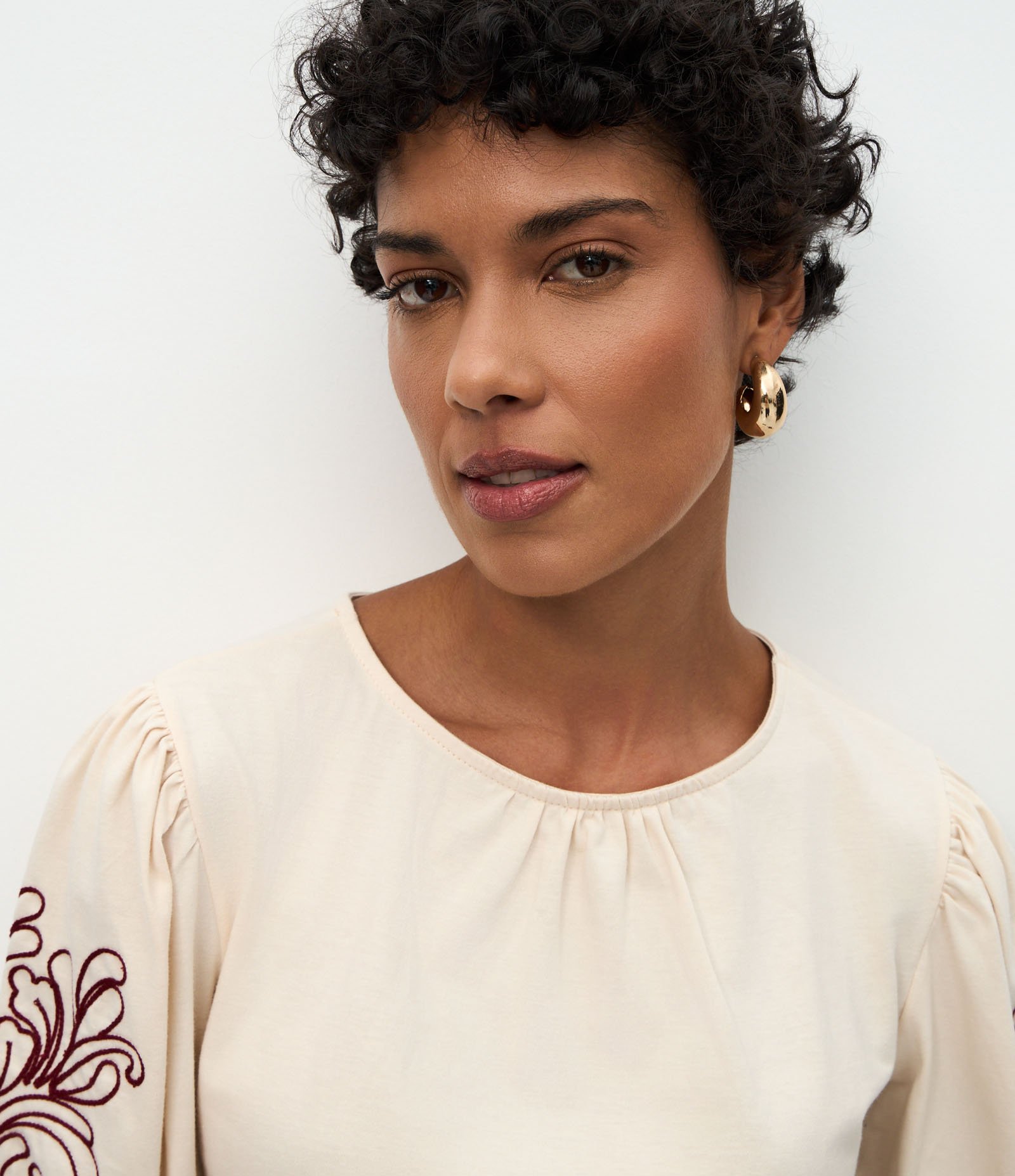 Blusa Manga Curta em Algodão com Bordado Floral Bege 4