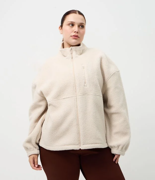 Jaqueta Esportiva em Sherpa com Gola Alta Curve & Plus Size Bege