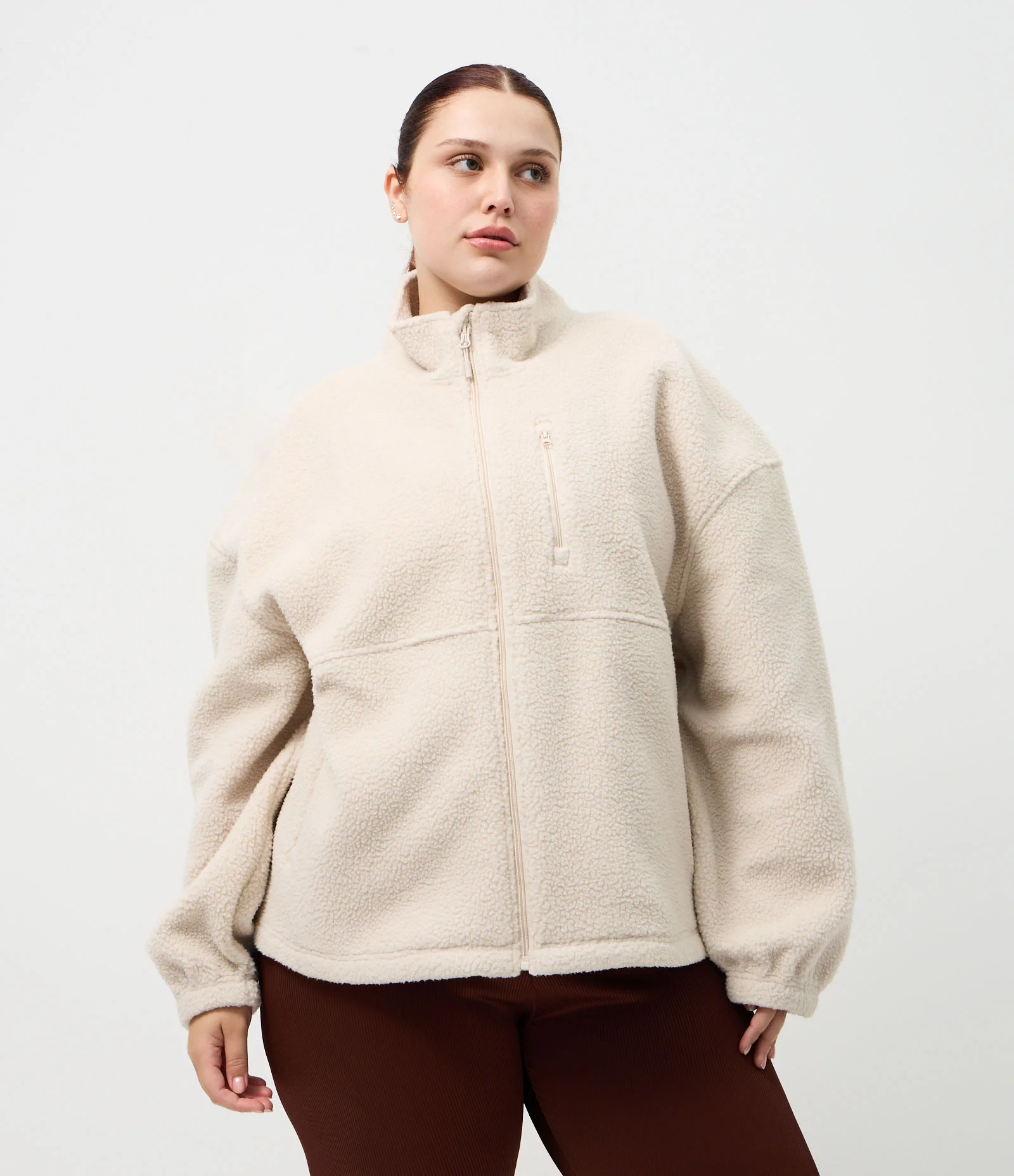 Jaqueta Esportiva em Sherpa com Gola Alta Curve & Plus Size Bege