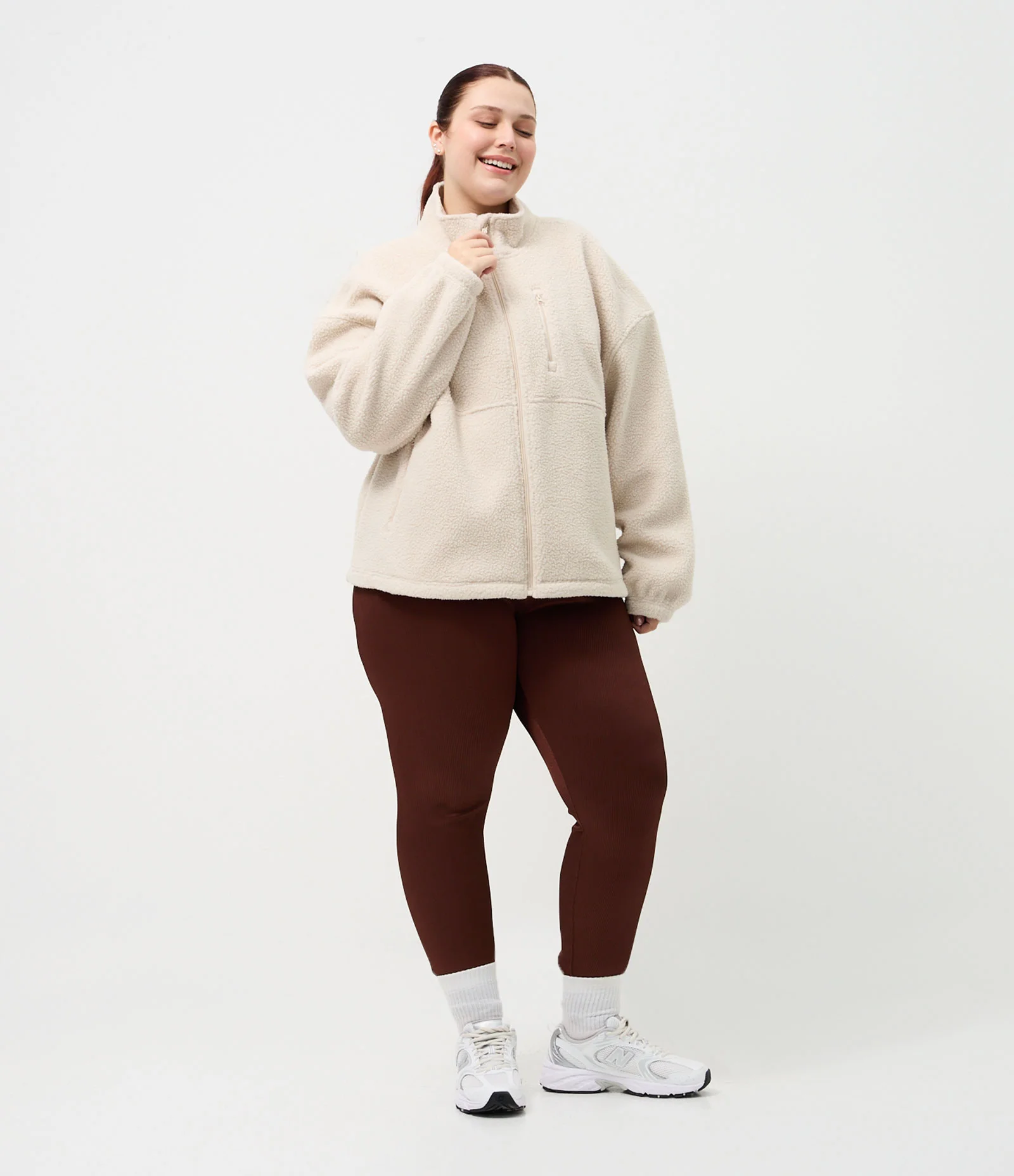 Jaqueta Esportiva em Sherpa com Gola Alta Curve & Plus Size Bege