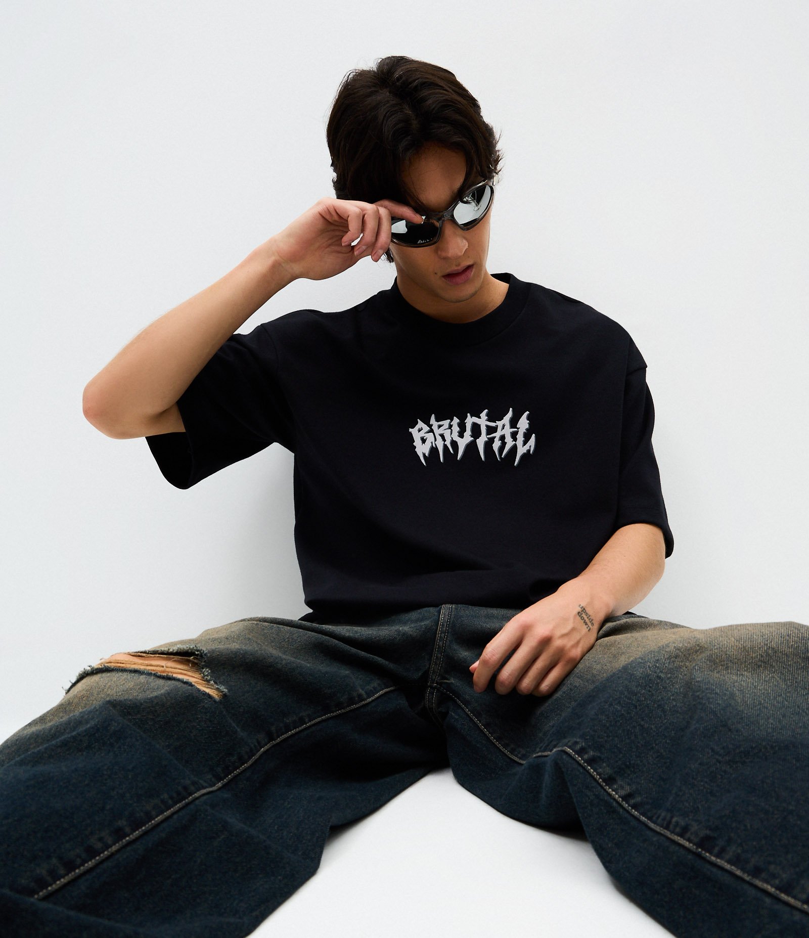 Camiseta Overboxy em Algodão com Estampa Lettering Brutal e Esqueleto Preto 1