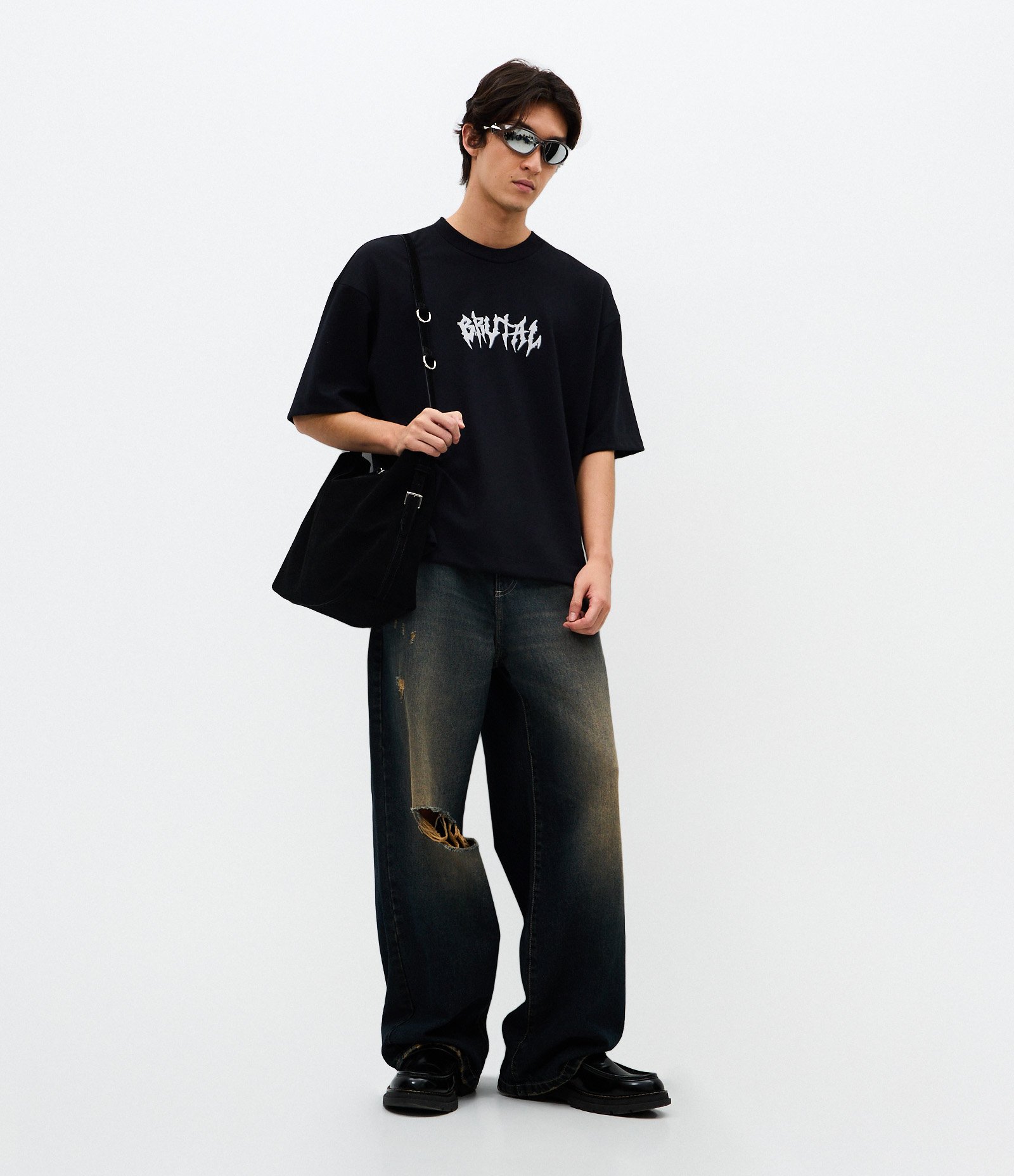 Camiseta Overboxy em Algodão com Estampa Lettering Brutal e Esqueleto Preto 2
