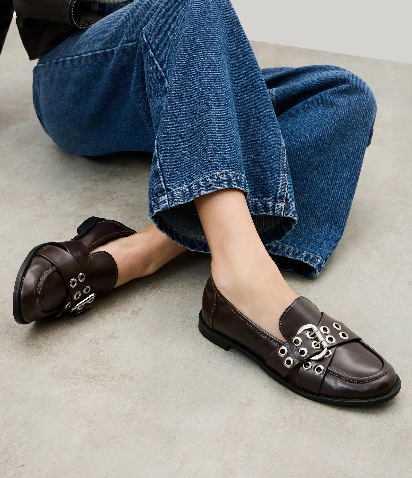 Mocassim em PU com Tiras Cruzadas e Ilhós Marrom 2