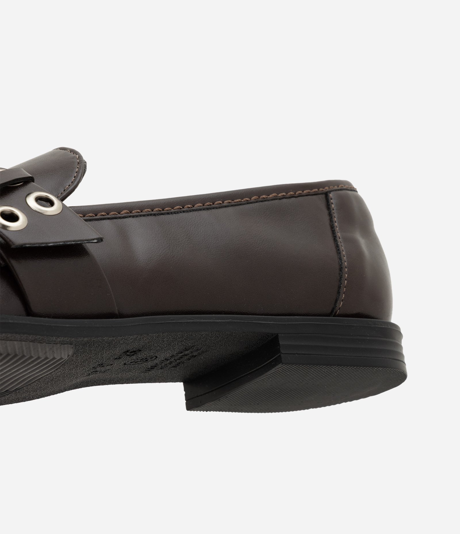 Mocassim em PU com Tiras Cruzadas e Ilhós Marrom 4