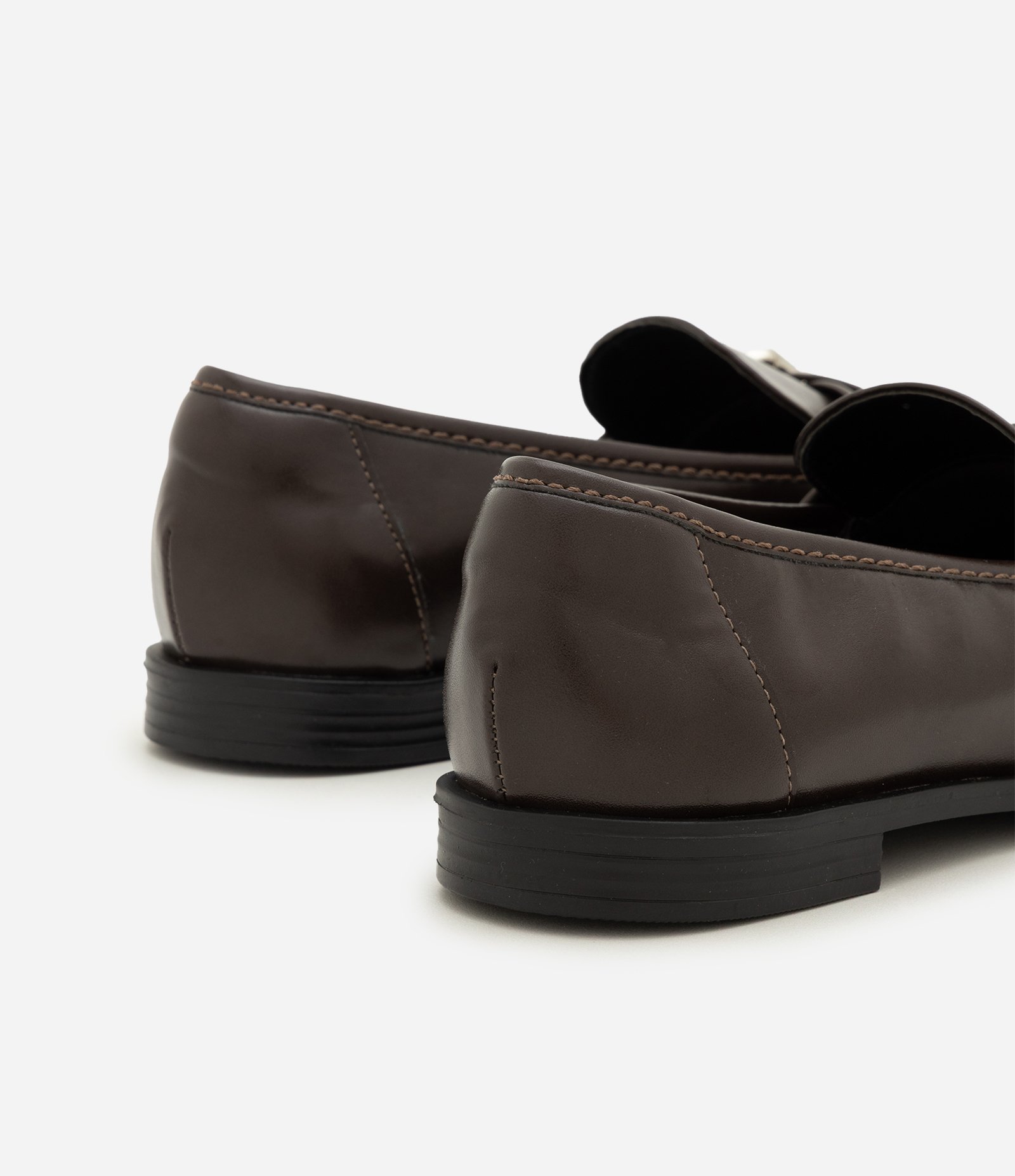 Mocassim em PU com Tiras Cruzadas e Ilhós Marrom 5