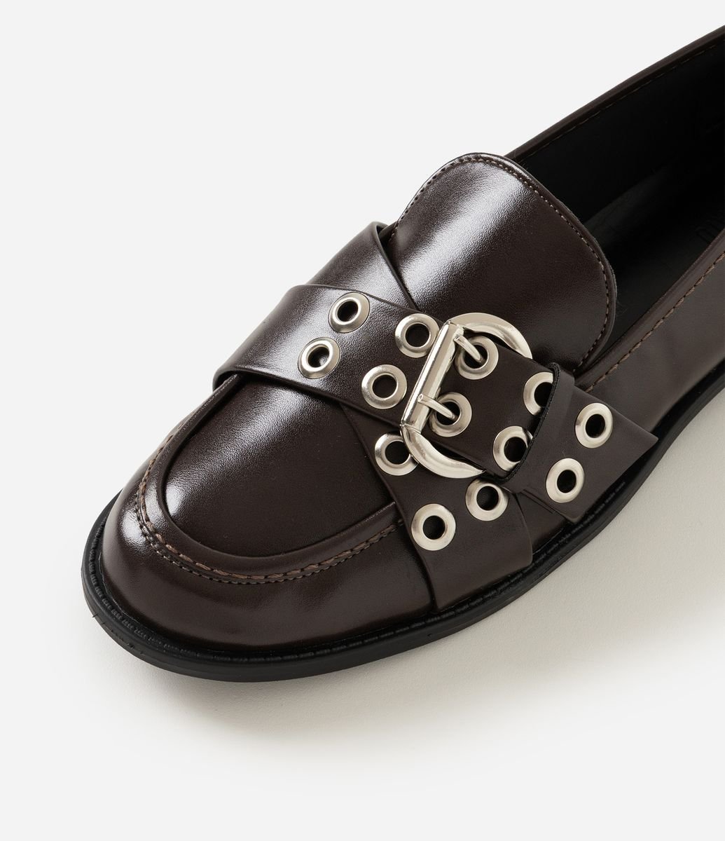 Mocassim em PU com Tiras Cruzadas e Ilhós Marrom