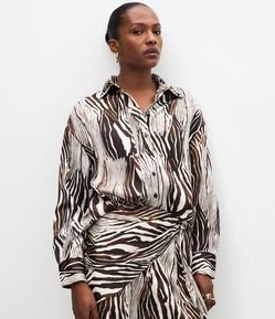 Camisa Oversized Acetinada com Estampa Orgânica