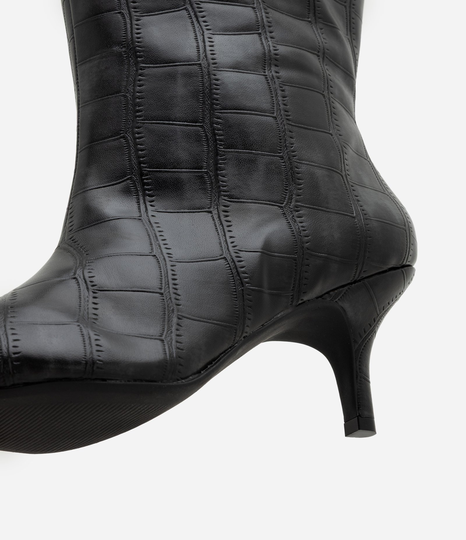 Bota Cano Longo em PU com Textura Croco Preto 4