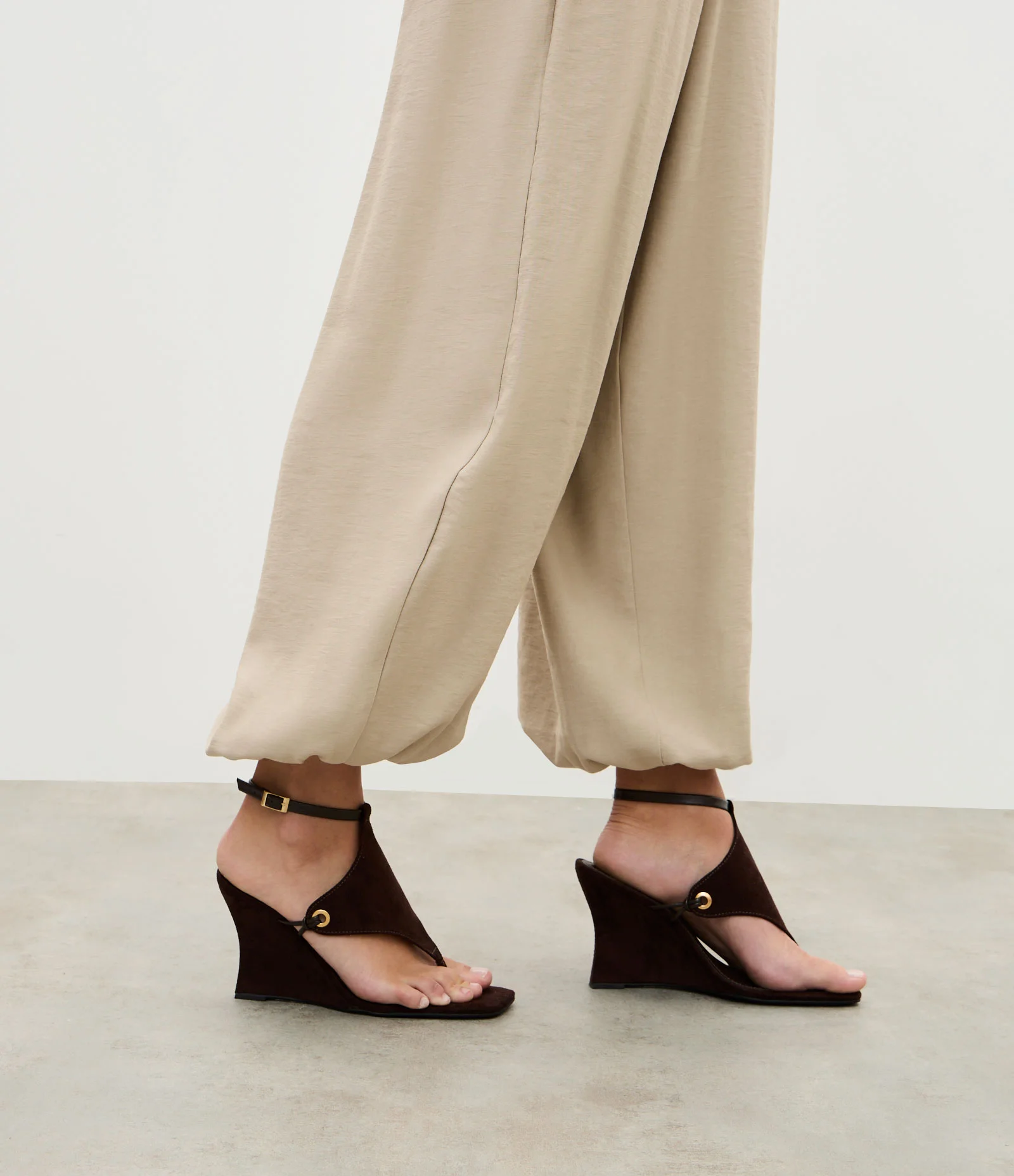 Sandália Anabela em Suede com Detalhes em PU Marrom 2