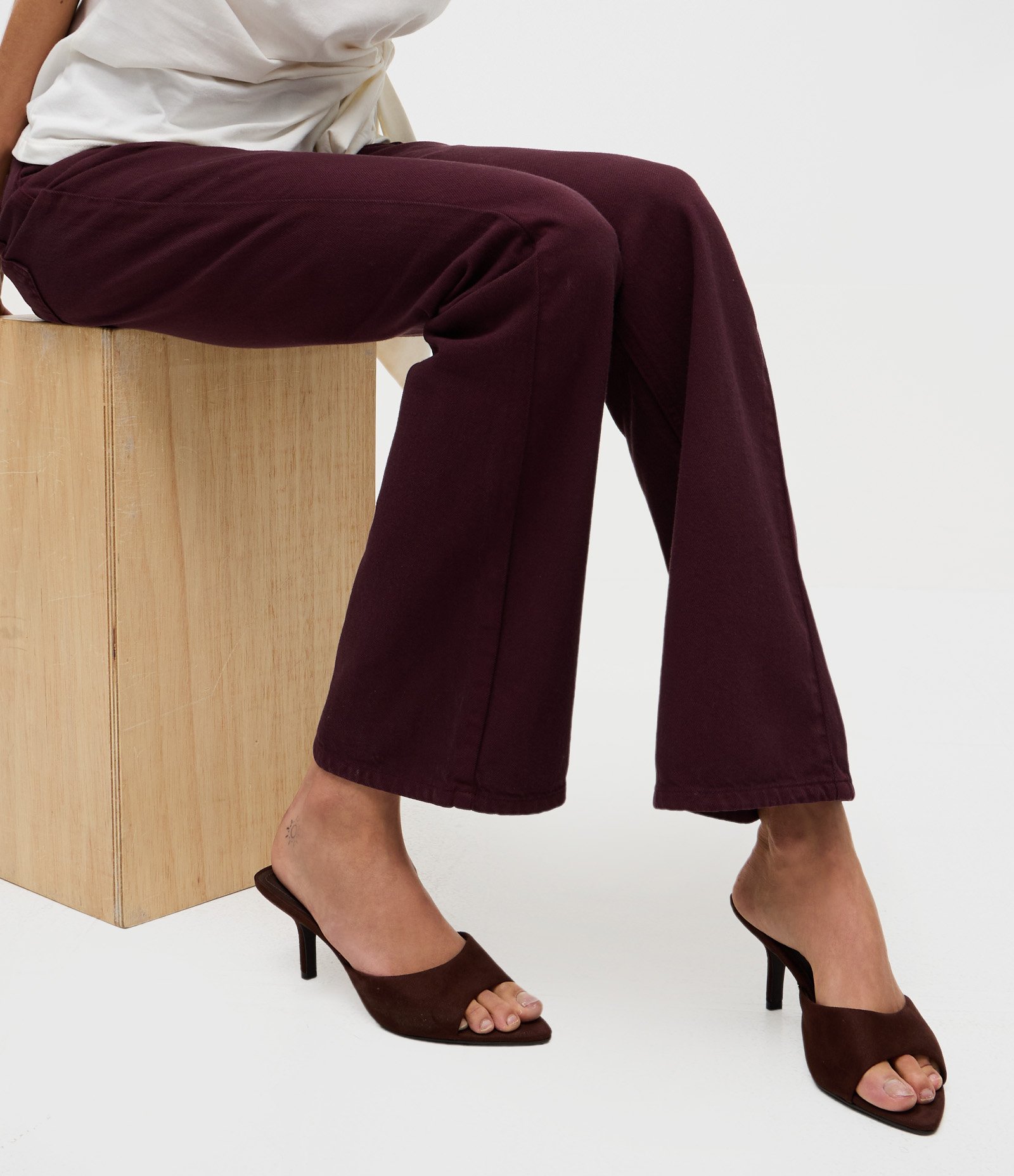 Sandália Mule em Suede com Bico Folha Marrom 1