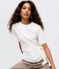 Camiseta em Algodão com Detalhe de Amarração Frontal