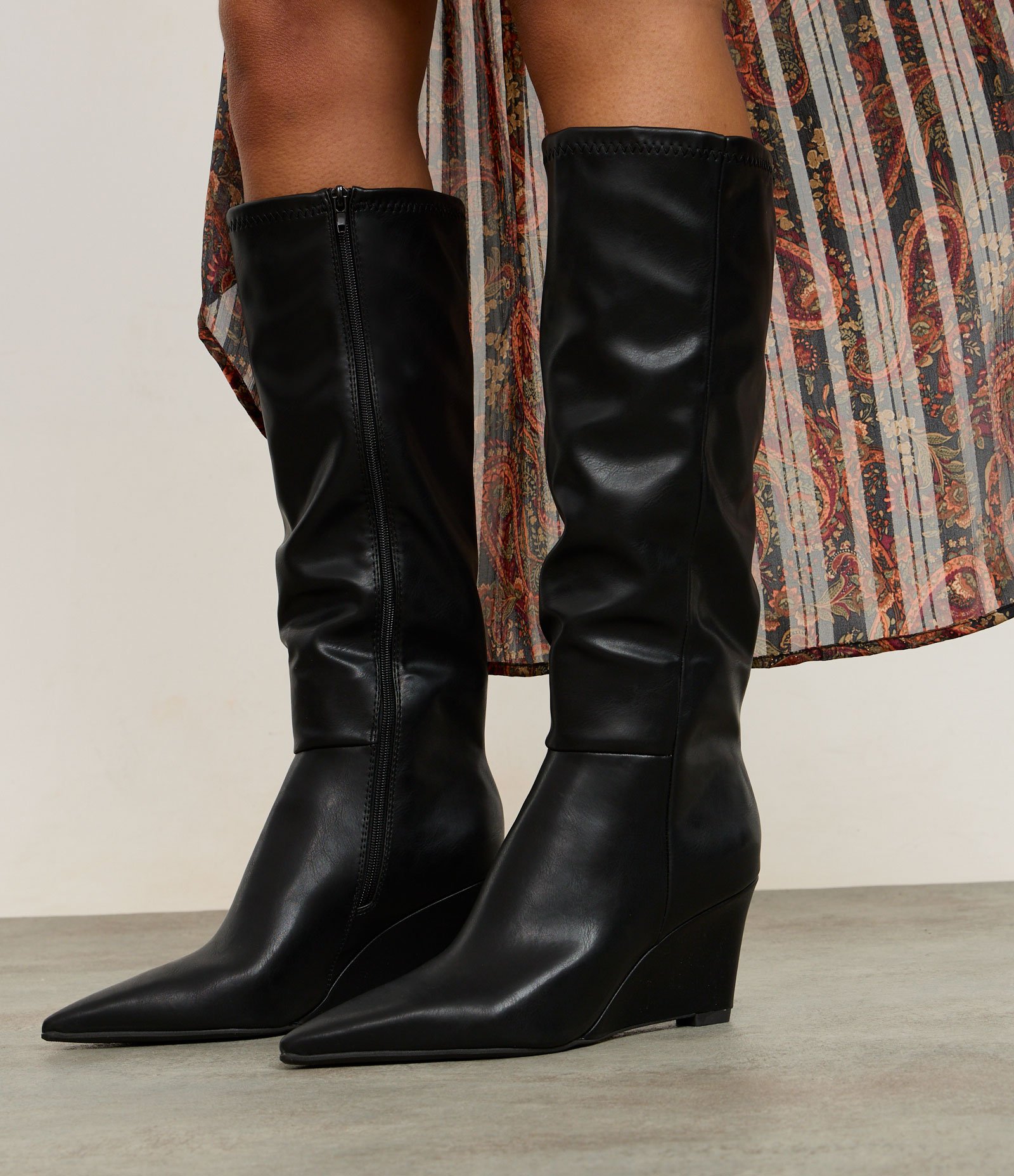 Bota Cano Longo em PU com Salto Anabela e Bico Fino Preto 8