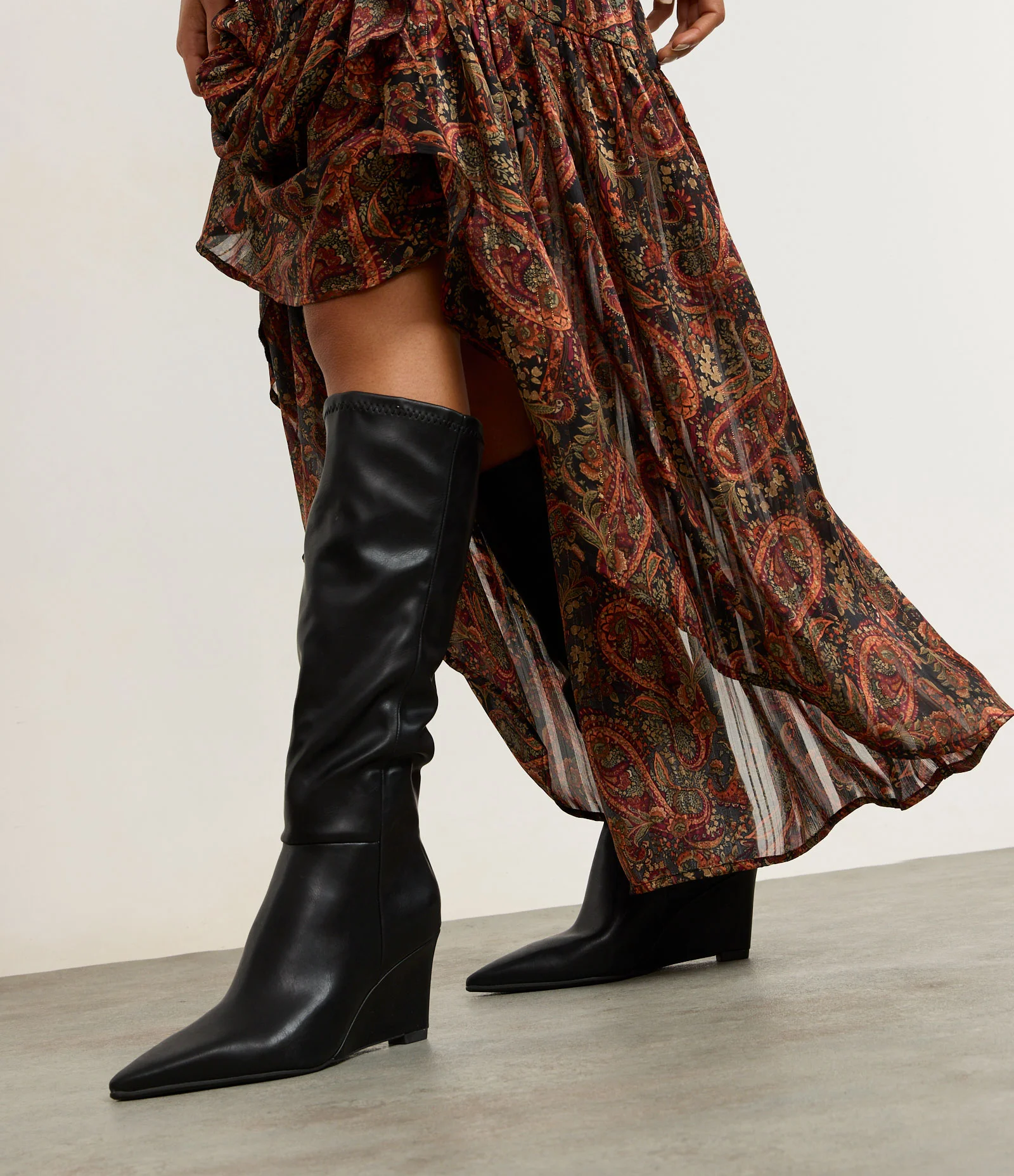 Bota Cano Longo em PU com Salto Anabela e Bico Fino Preto 2