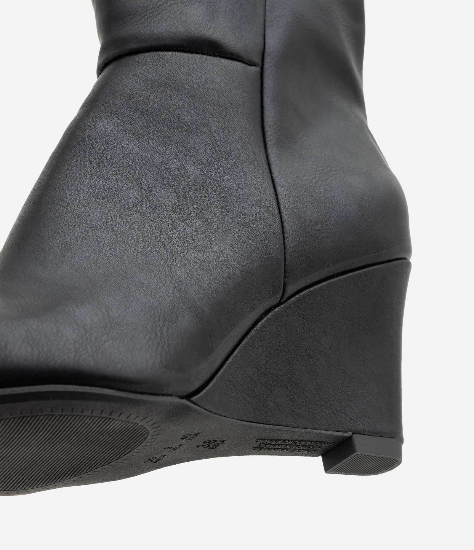 Bota Cano Longo em PU com Salto Anabela e Bico Fino Preto 5