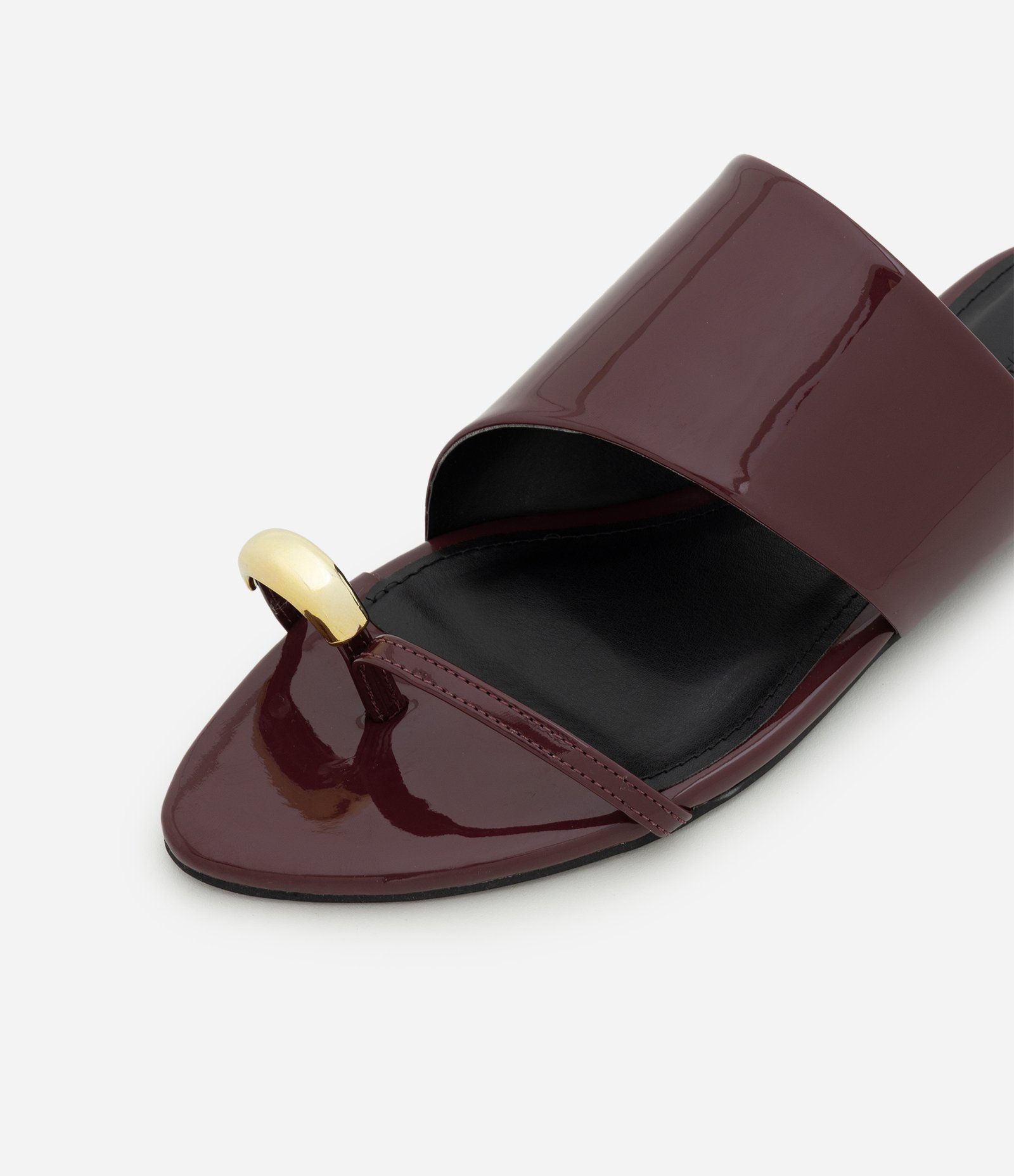 Rasteira em PU com Bico Folha e Dedeira Bordô 4