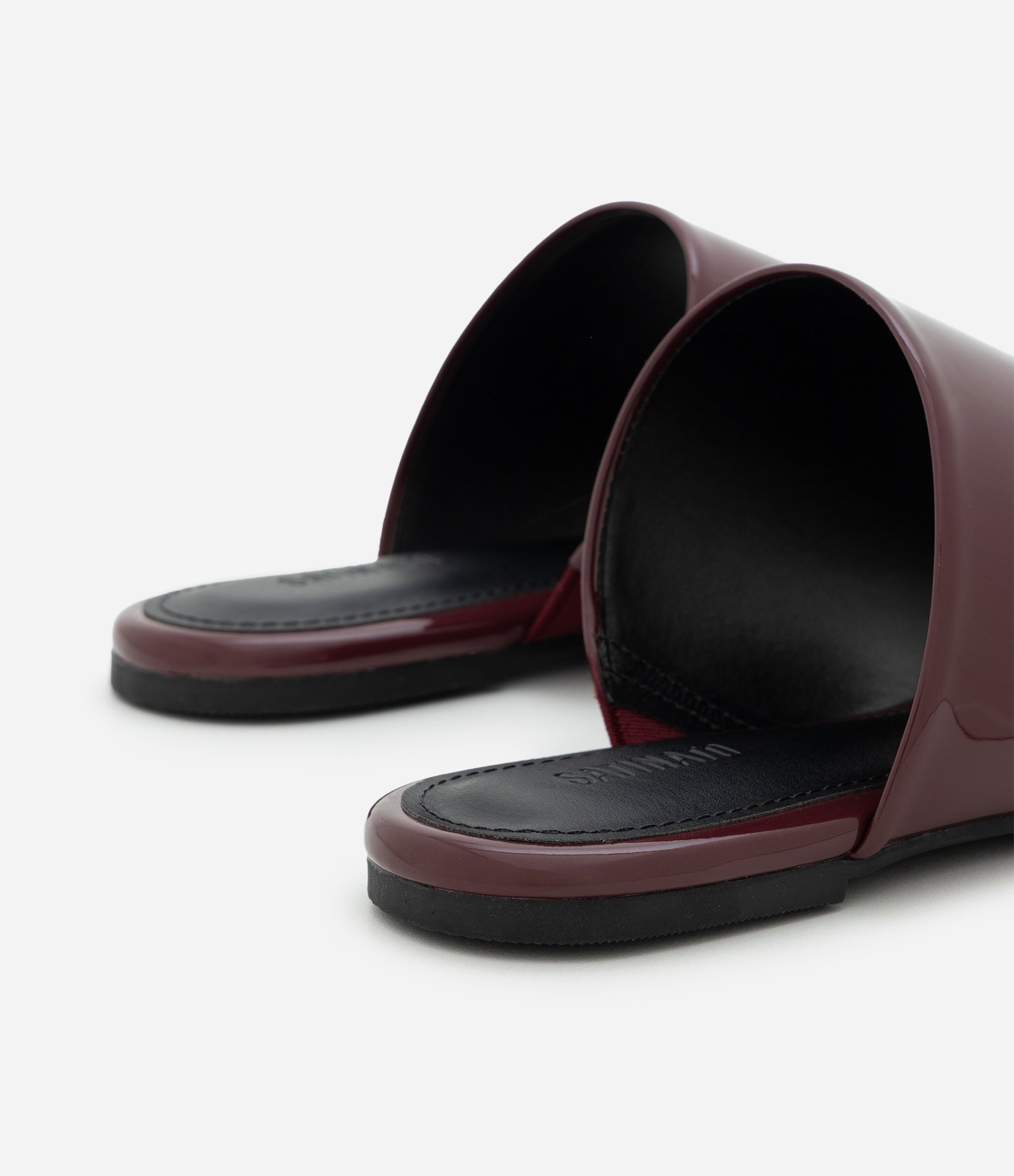 Rasteira em PU com Bico Folha e Dedeira Bordô 5