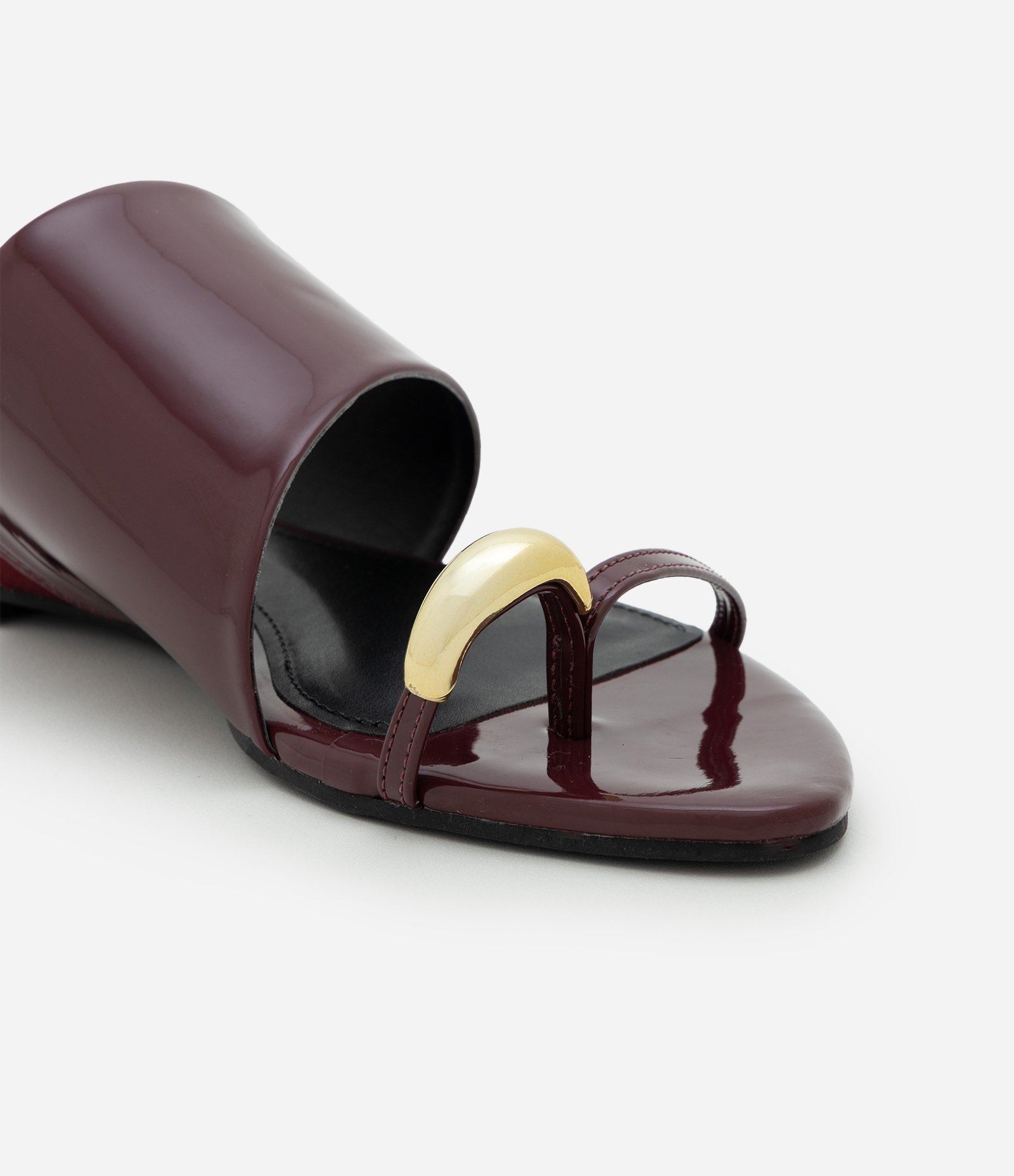 Rasteira em PU com Bico Folha e Dedeira Bordô 6