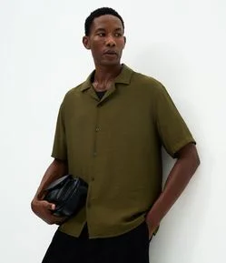 Camisa Boxy em Viscose Texturizado e Gola Bowling