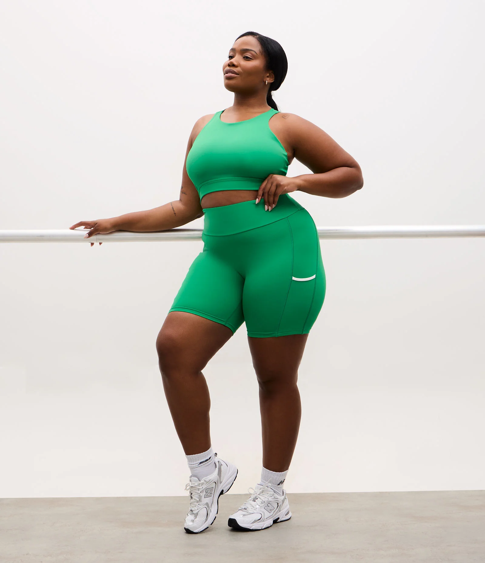 Bermuda Esportiva em Microfibra com Bolso Contrastante Verde 1