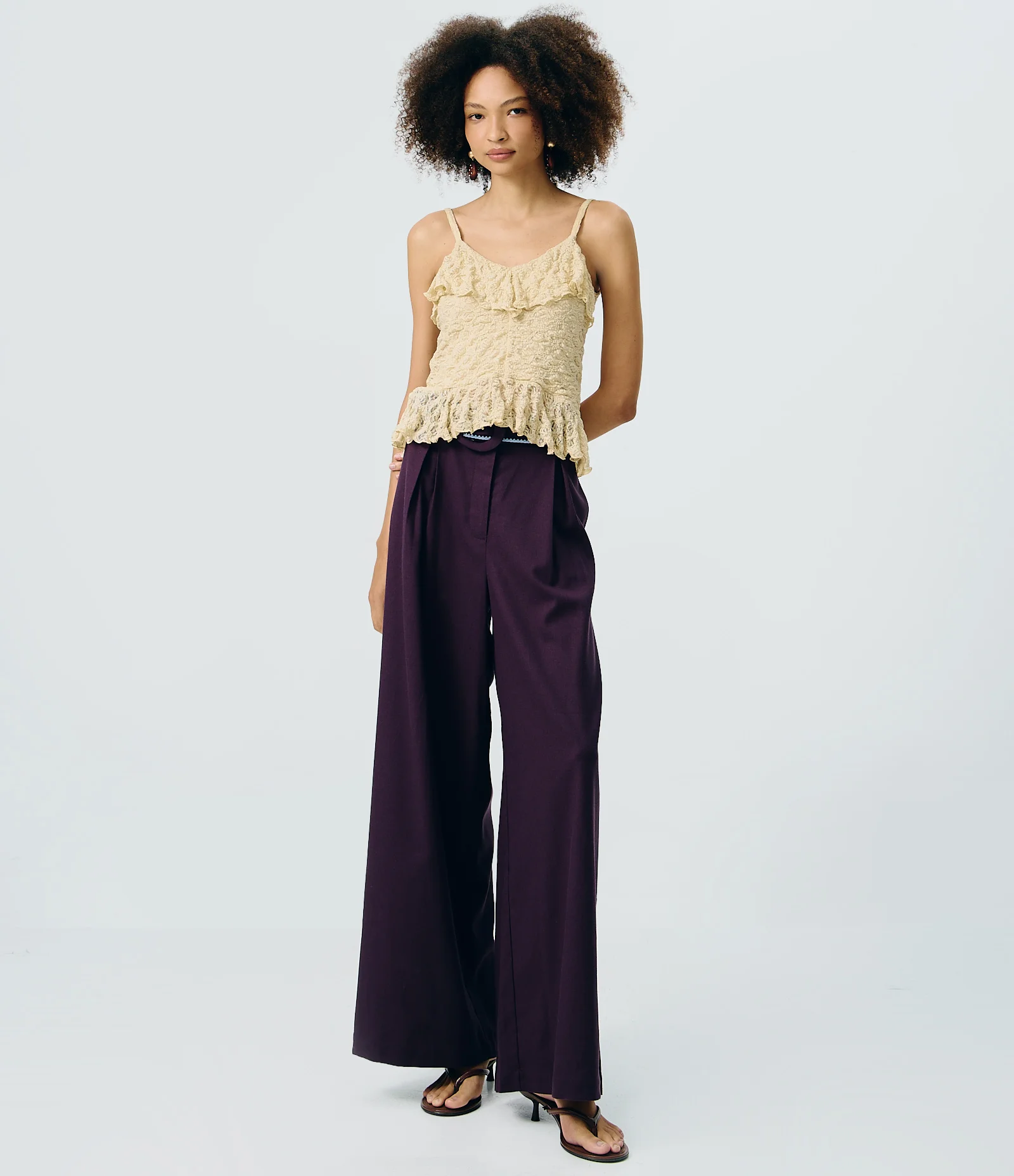 Blusa em Renda com Babado e Transparência Bege 2