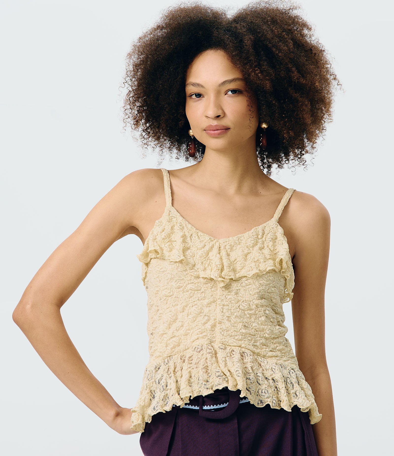 Blusa em Renda com Babado e Transparência Bege 3