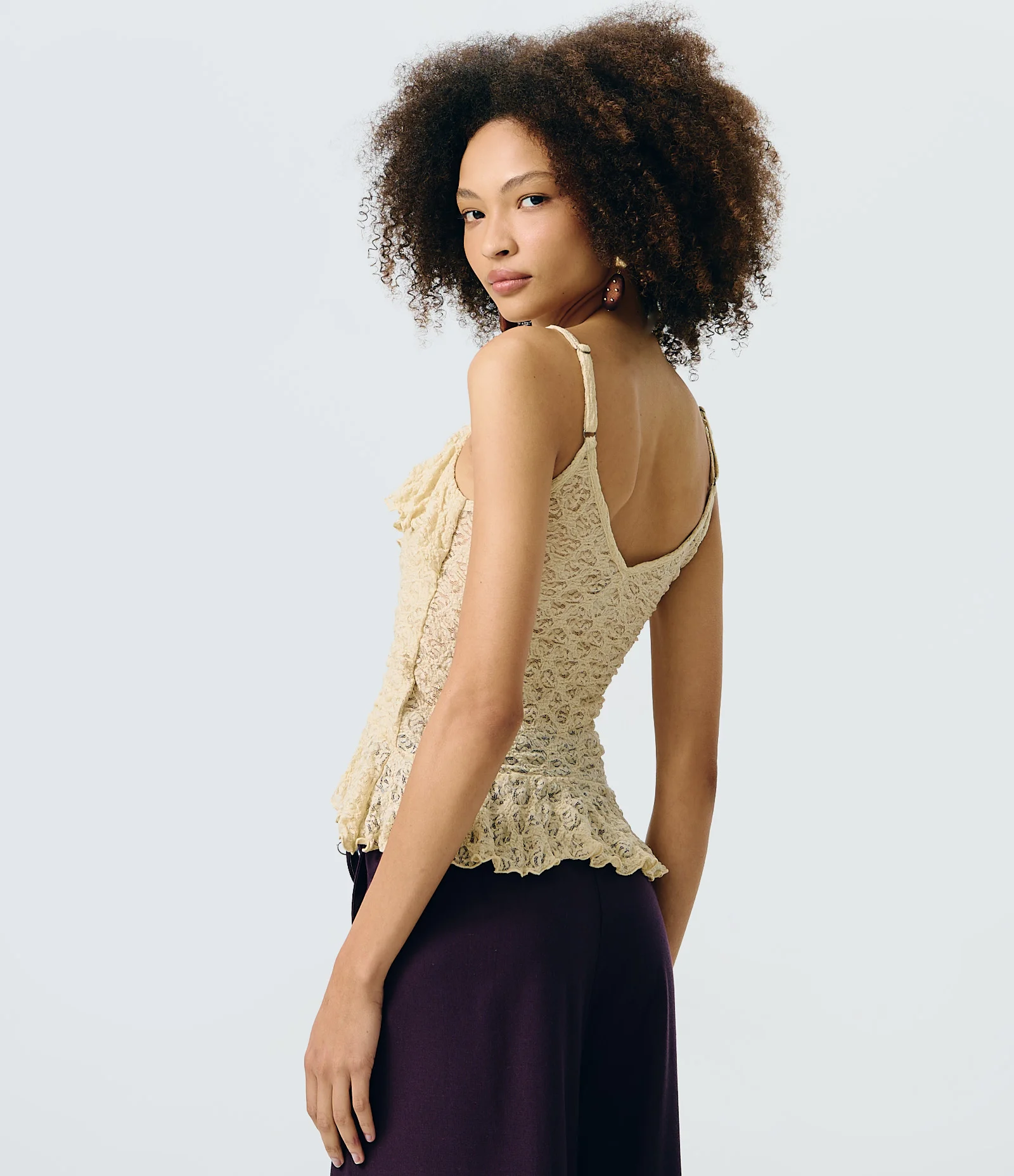 Blusa em Renda com Babado e Transparência Bege 4