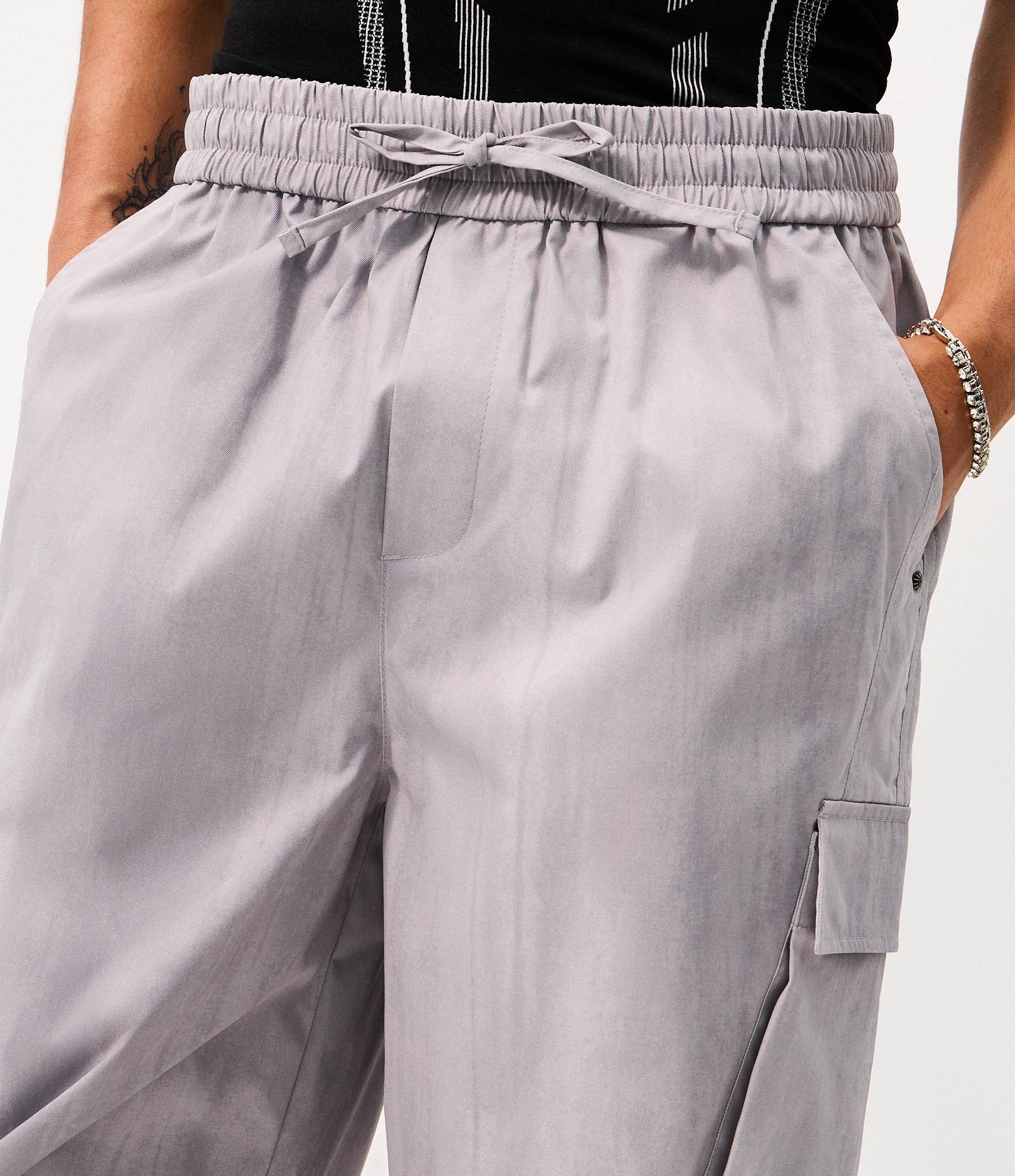 Calça Masculina Super Baggy com Bolsos Cargo Cinza 4