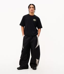 Calça Barrel Fashion com Recortes Contrastantes